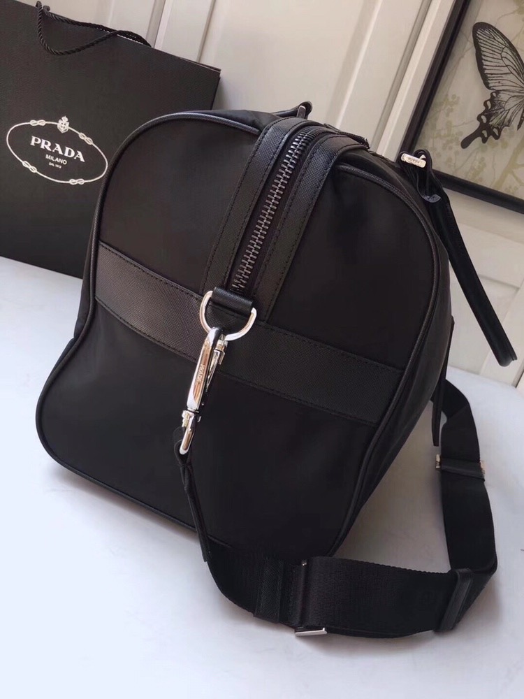 Сумка дорожная унисекс в стиле Prada из нейлона чёрного цвета с кожаной отделкой