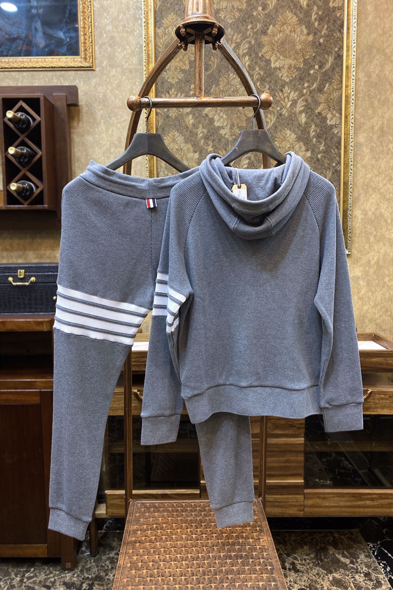 Костюм мужской в стиле Thom Browne спортивный серого цвета (худи на молнии / свитшот + брюки)