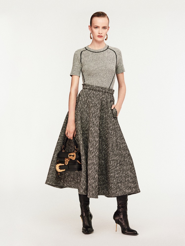 Футболка женская в стиле Schiaparelli серого цвета с контрастной отделкой швов