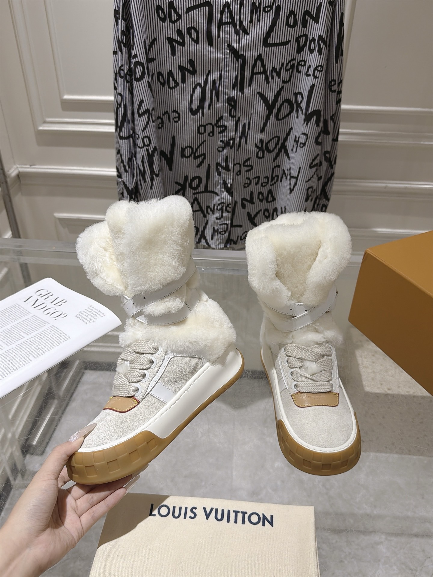 Ботинки женские Louis Vuitton белого цвета