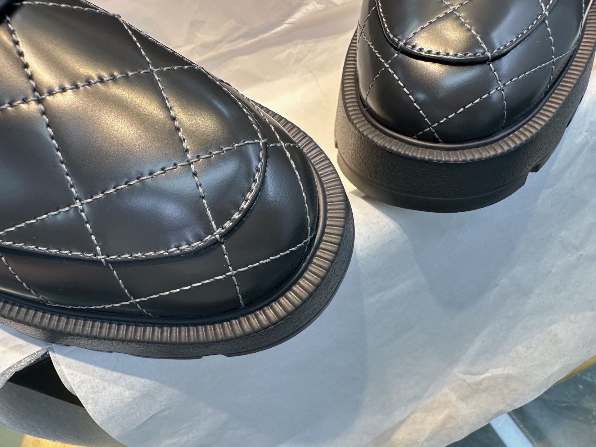 Лоферы женские в стиле Chanel 24B из натуральной кожи серого цвета