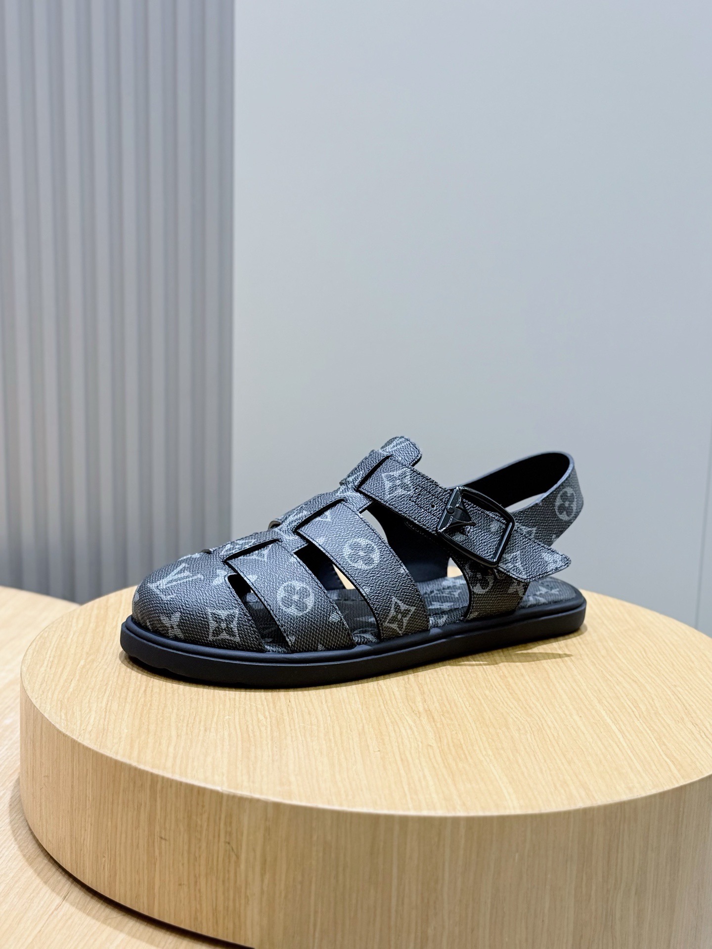 Сандалии мужские в стиле Louis Vuitton с монограммой серого цвета