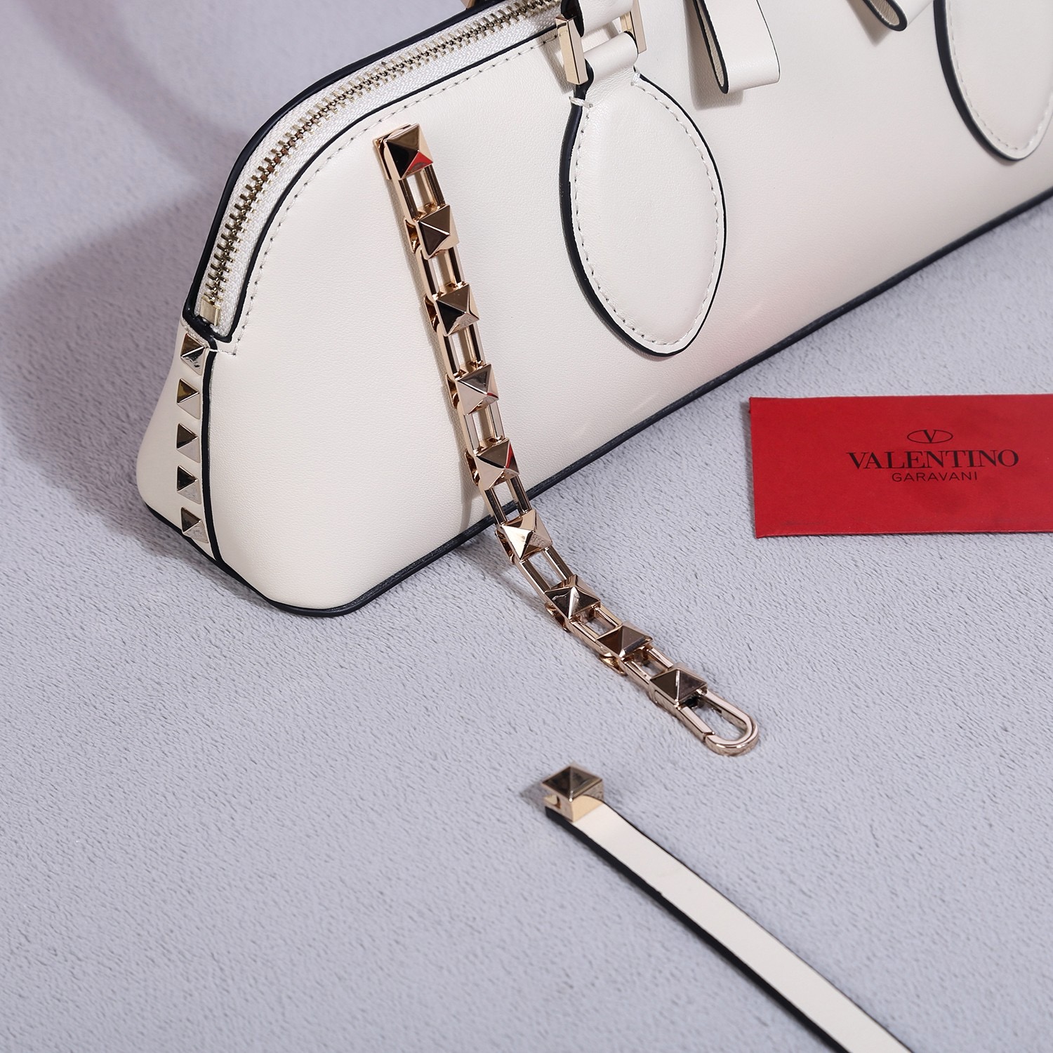 Сумка женская в стиле Valentino Garavani Rockstud E/W кожи  белого цвета