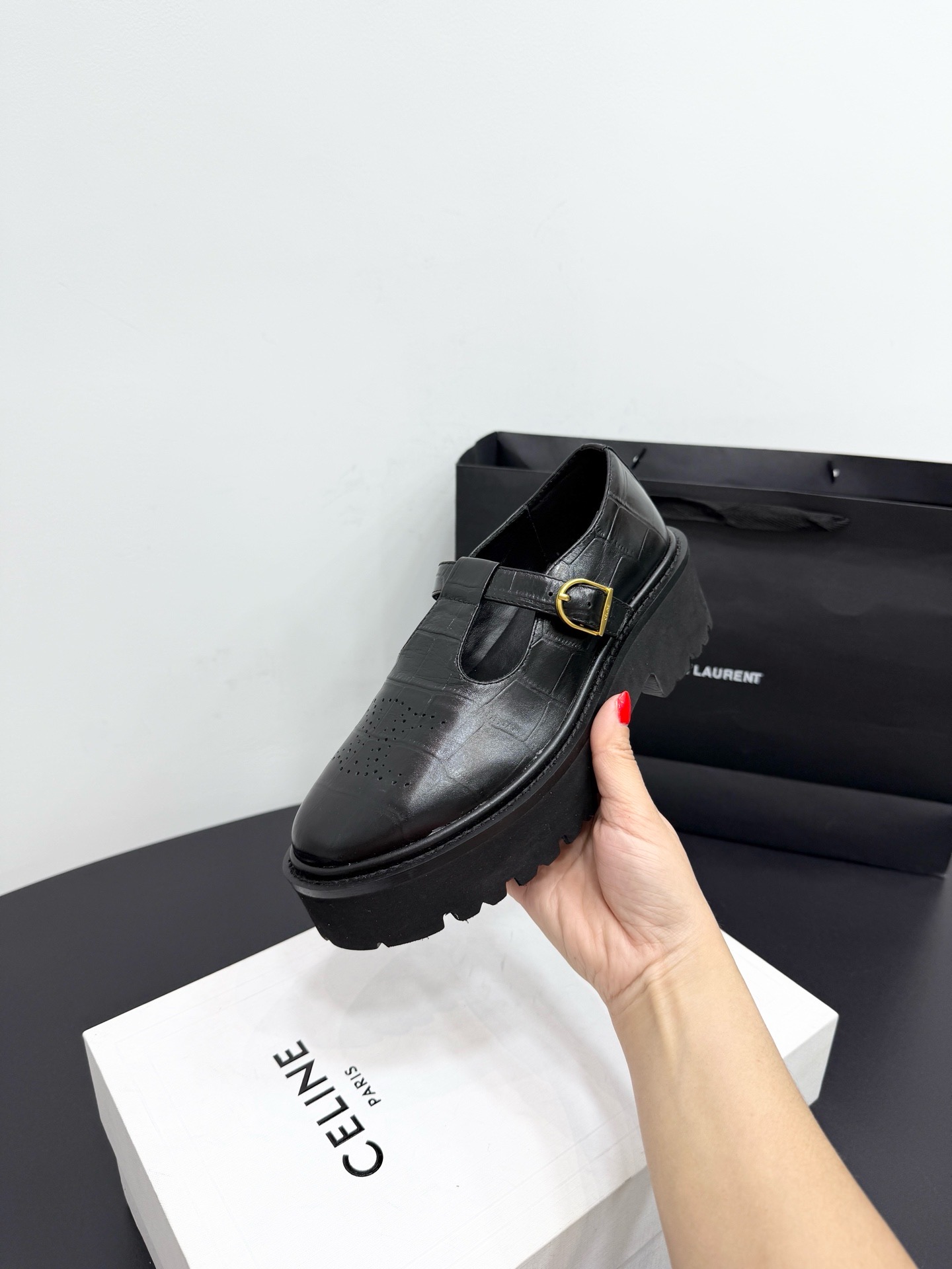 Лоферы женские в стиле Celine с ремешком из натуральной кожи черного цвета