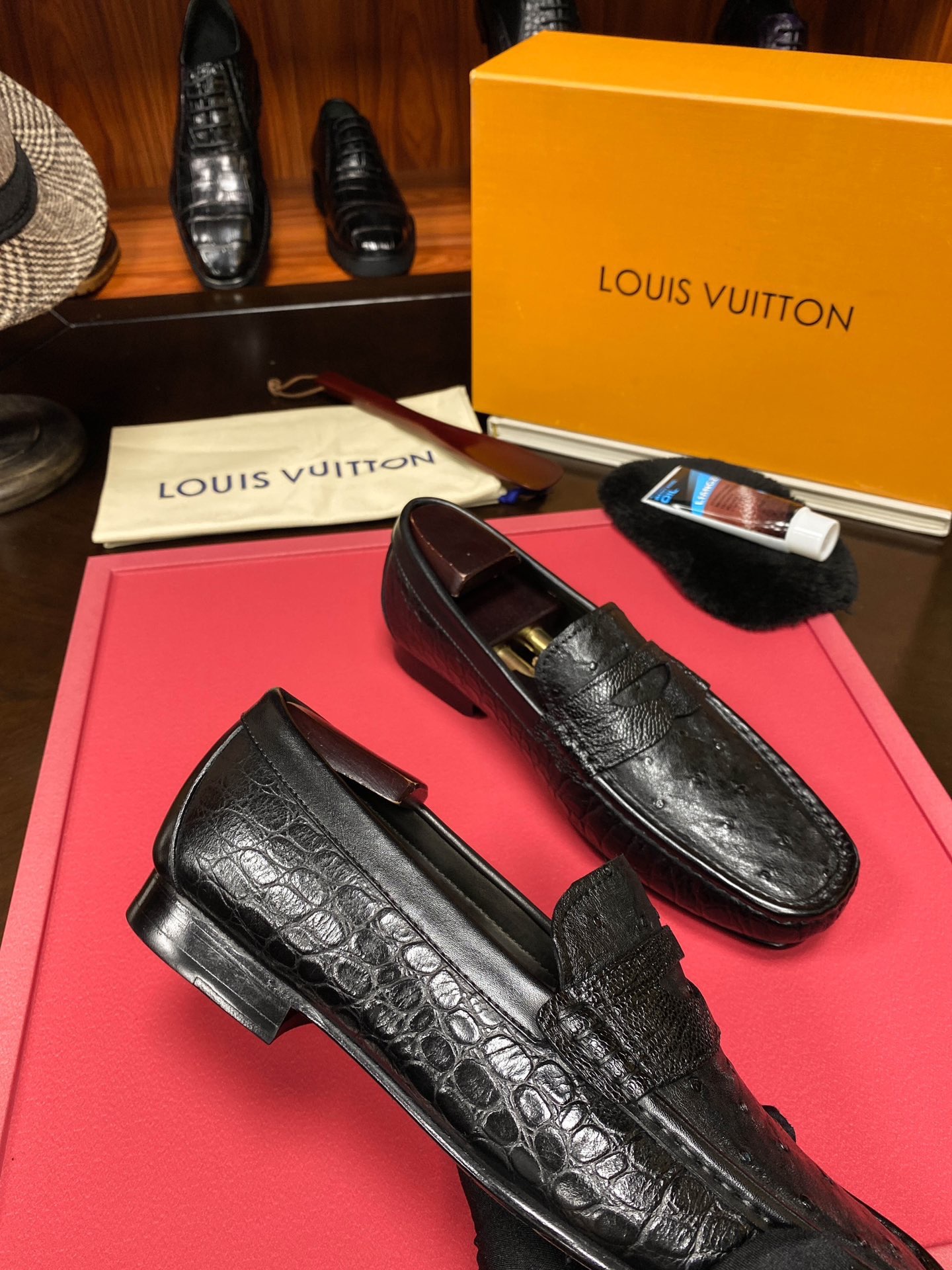 Лоферы мужские в стиле Louis Vuitton из кожи крокодила и натуральной кожи черного цвета