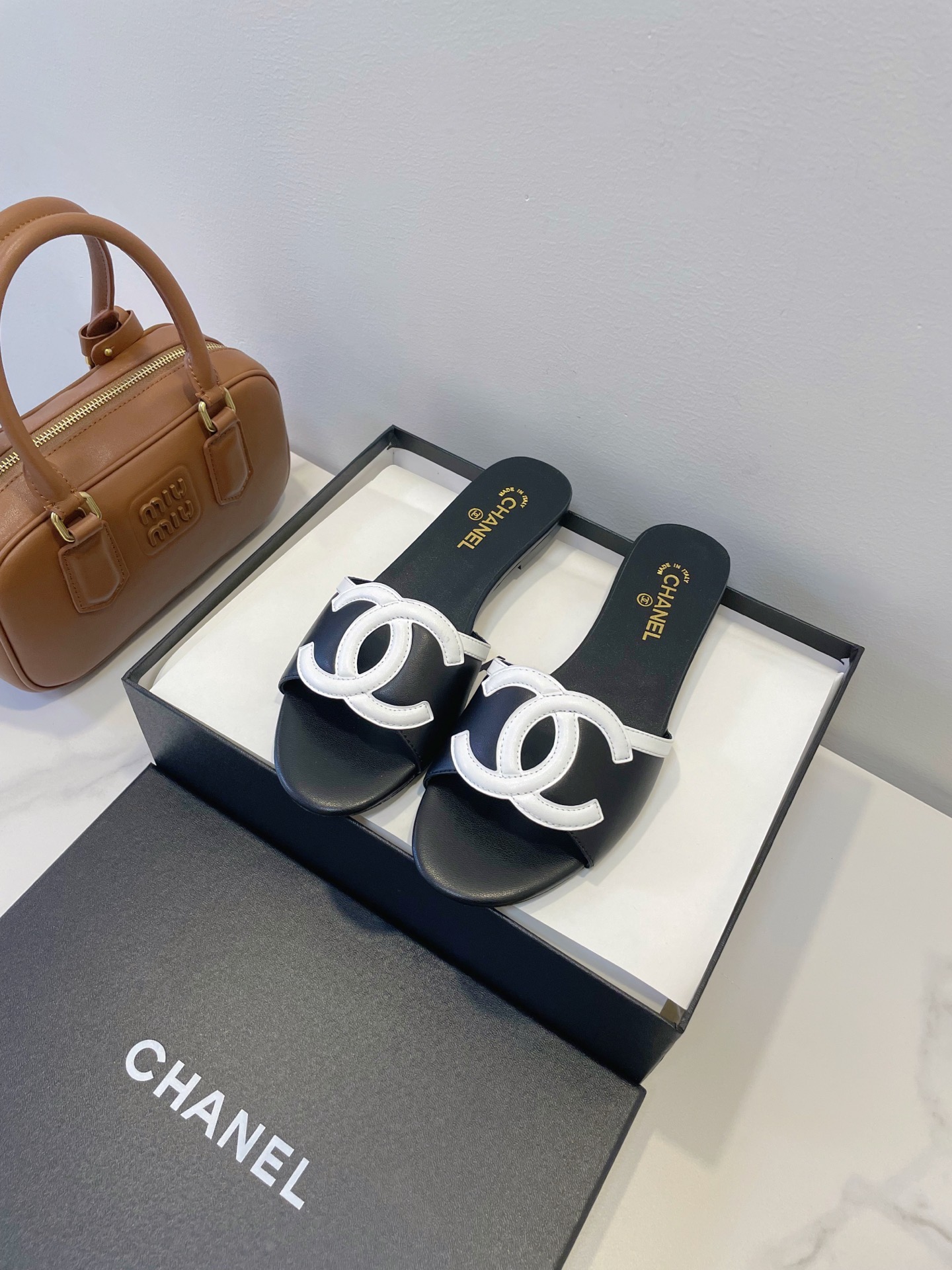 Мюли женские в стиле Chanel 26 с логотипом CC чёрного цвета с белым декором