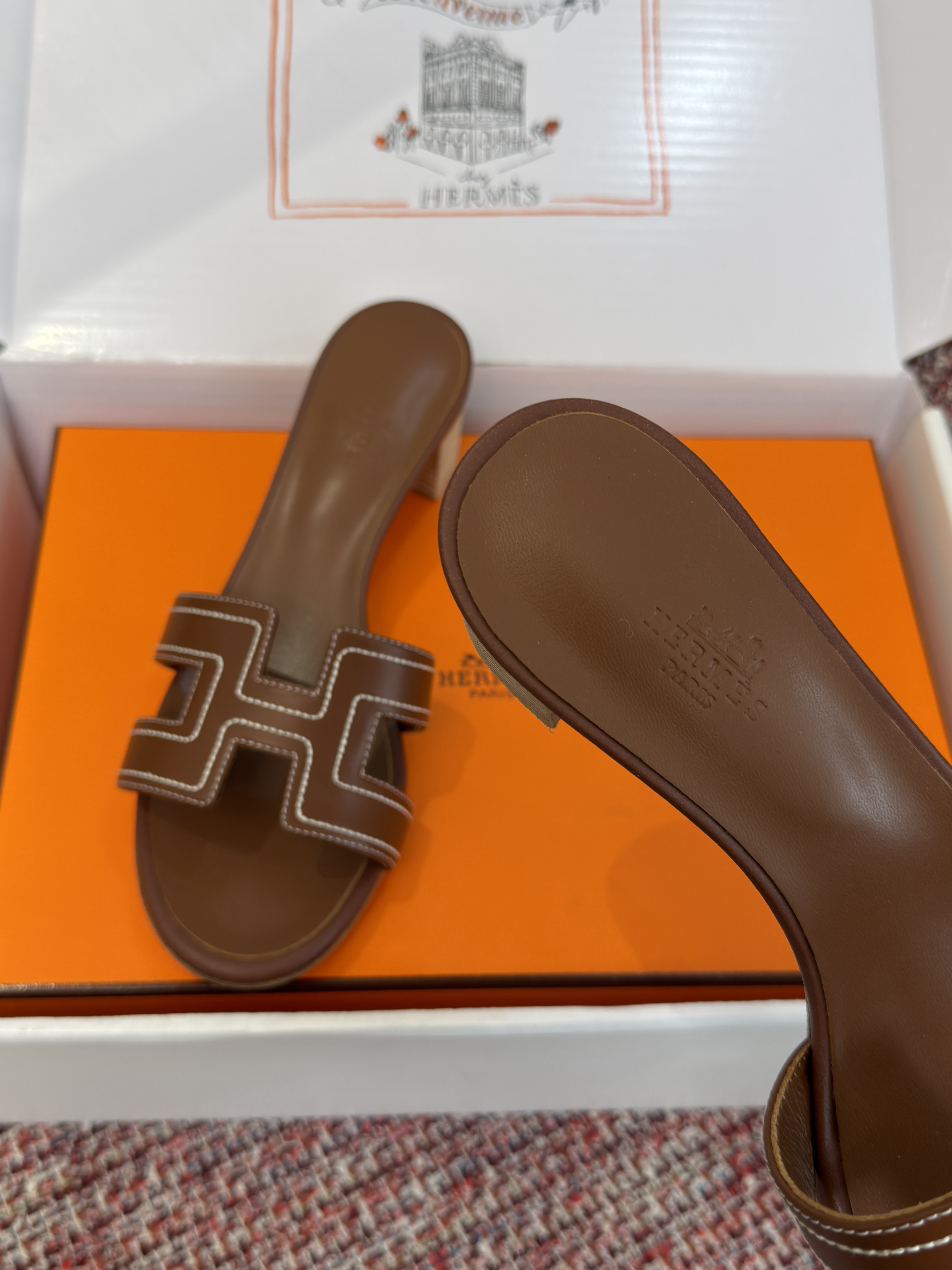 Шлёпанцы женские Hermès Oran коричневого цвета на каблуке