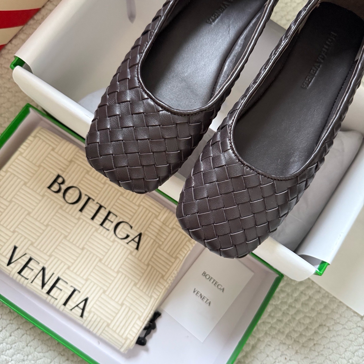 Балетки женские в стиле Bottega Veneta Charlotte тёмно-коричневого цвета
