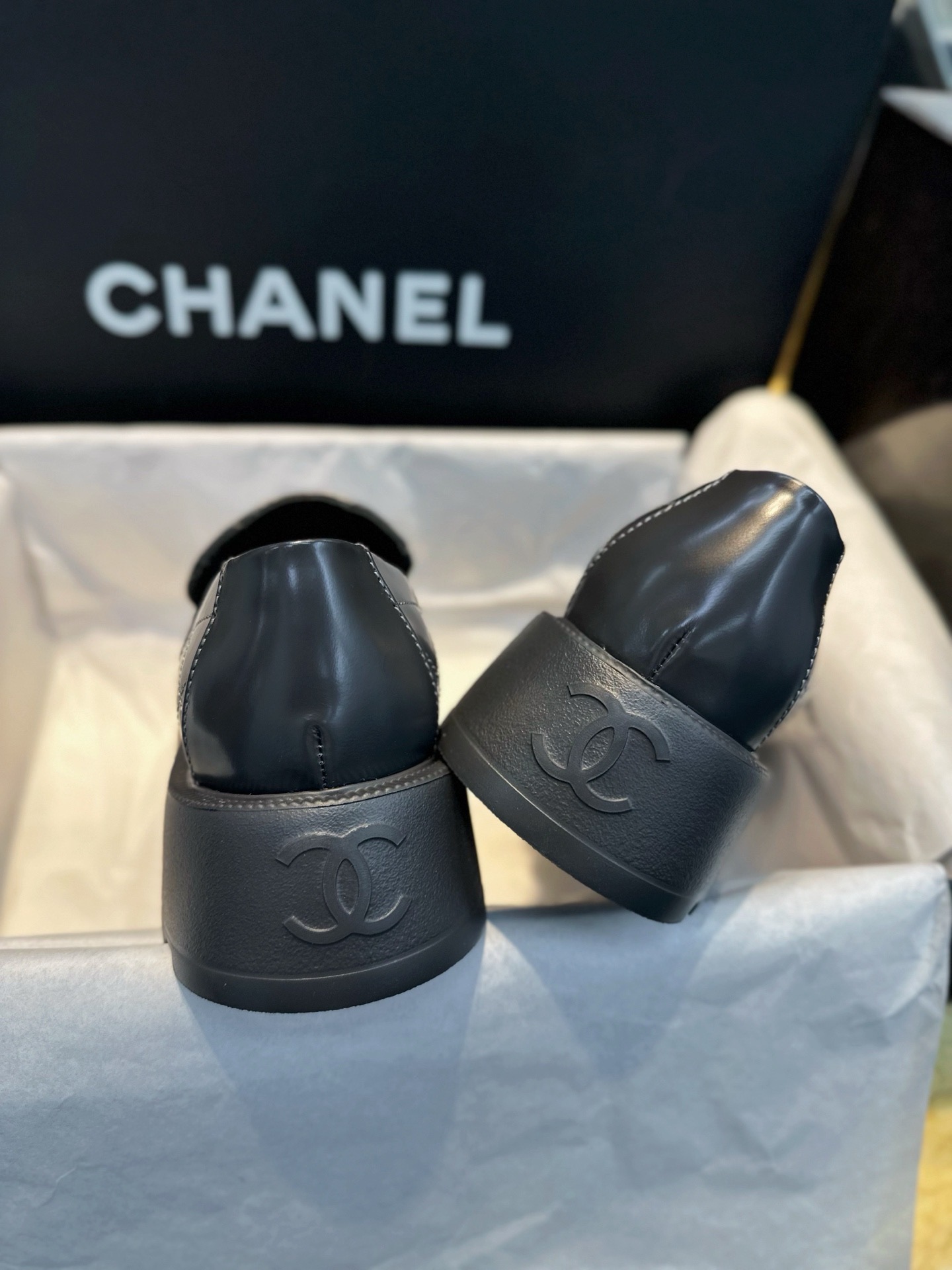 Лоферы женские в стиле Chanel 24B из натуральной кожи серого цвета