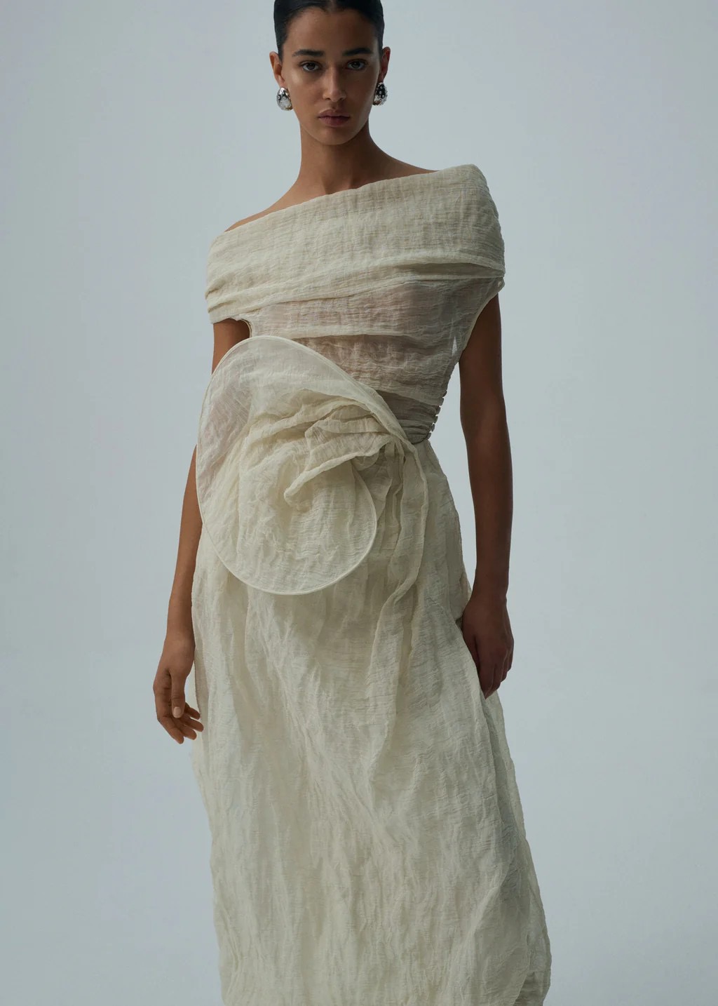 Комплект женский из органзы молочного цвета: топ с драпировкой и юбка миди с плиссировкой