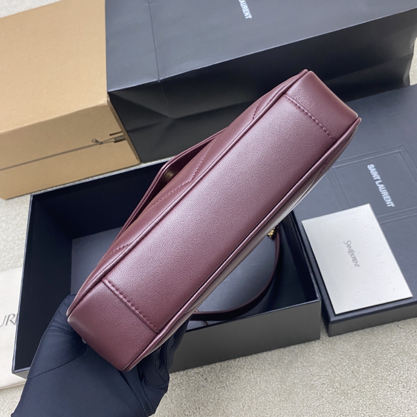 Сумка женская Saint Laurent LouLou бордового цвета