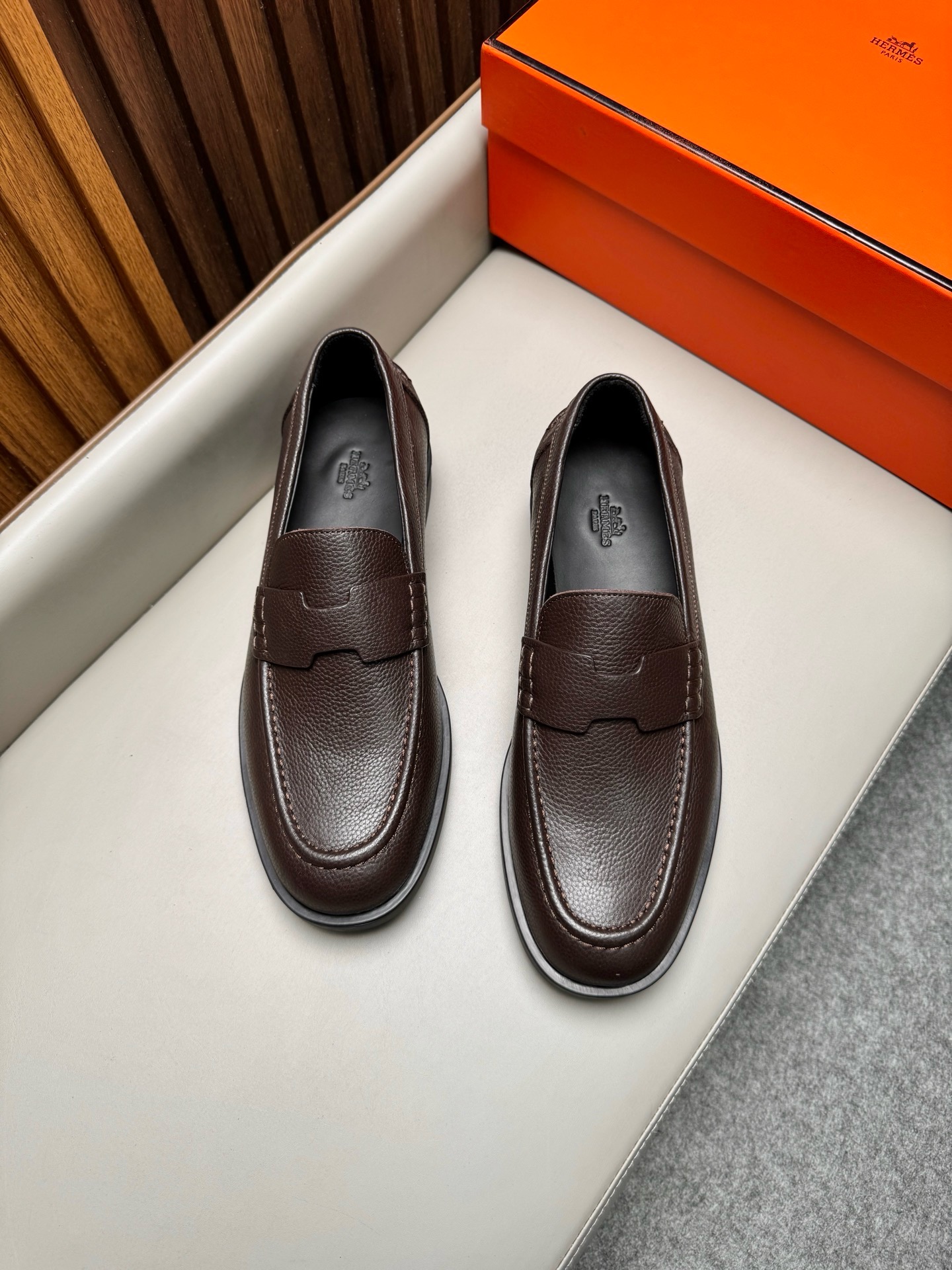 Лоферы мужские в стиле Hermes из натуральной кожи коричневого цвета