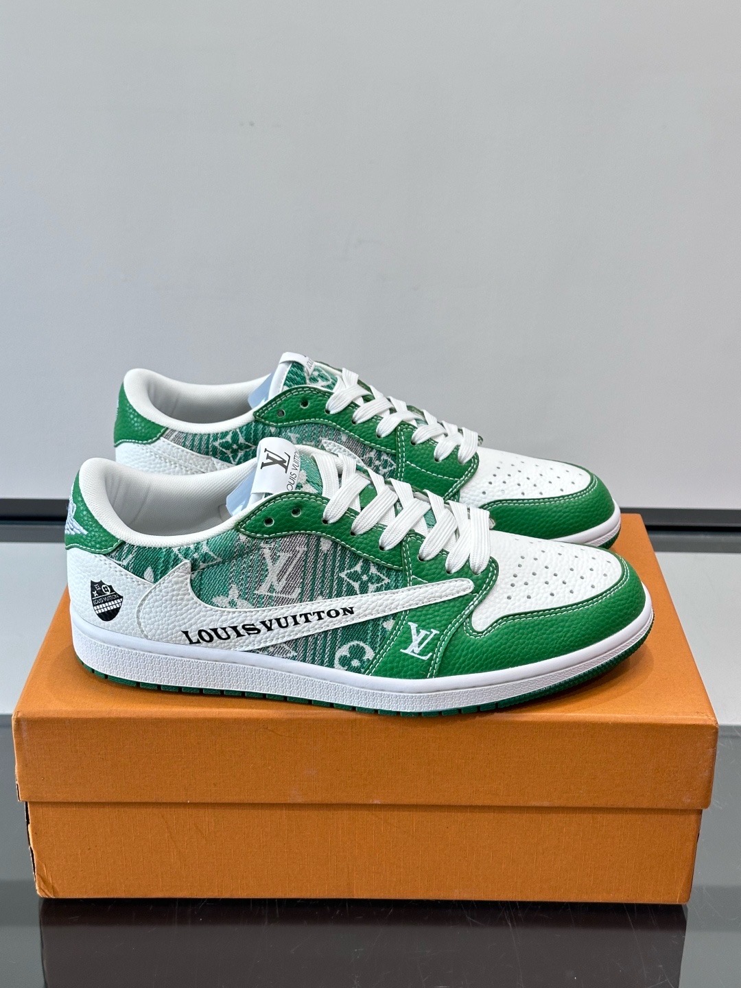 Кроссовки мужские в стиле Louis Vuitton x Nike Dunk Low с принтом зеленого и белого цвета