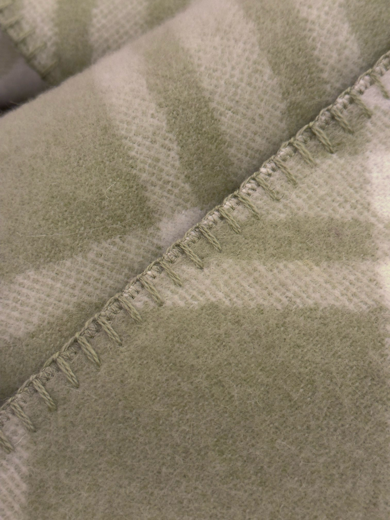 Шарф унисекс в стиле Burberry двусторонний из мягкой шерсти с диагональной клеткой оливкого цвета