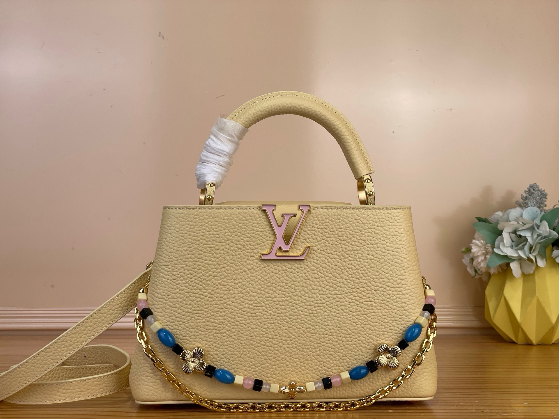 Сумка женская Louis Vuitton Capucines Mini жёлтого цвета
