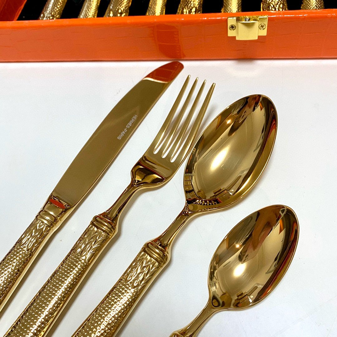 Набор столовых приборов в стиле Hermès золотого цвета в подарочном кейсе (24 предмета)