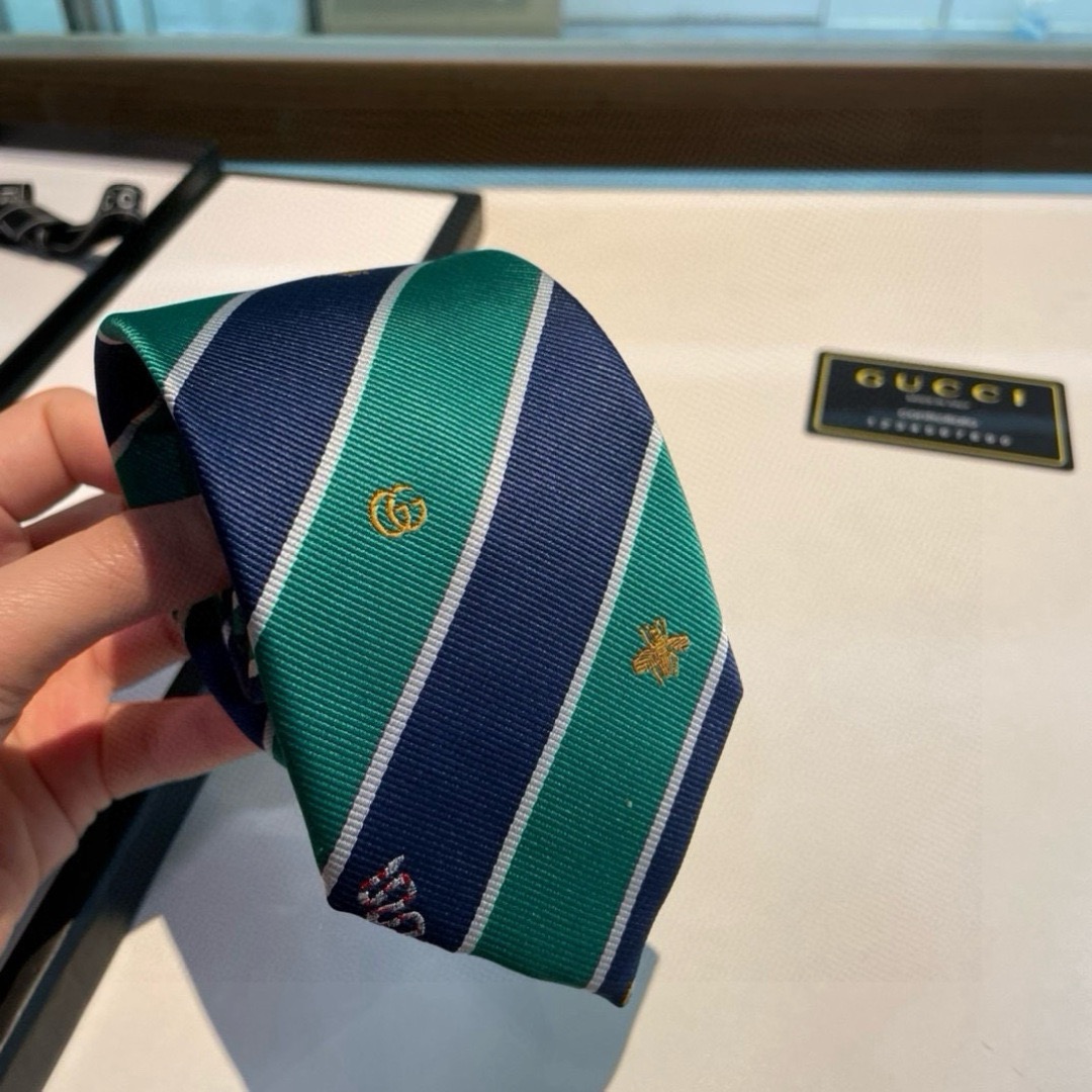 Галстук мужской в стиле Gucci  зелёно-синего цвета с диагональными полосами и вышивкой пчёл