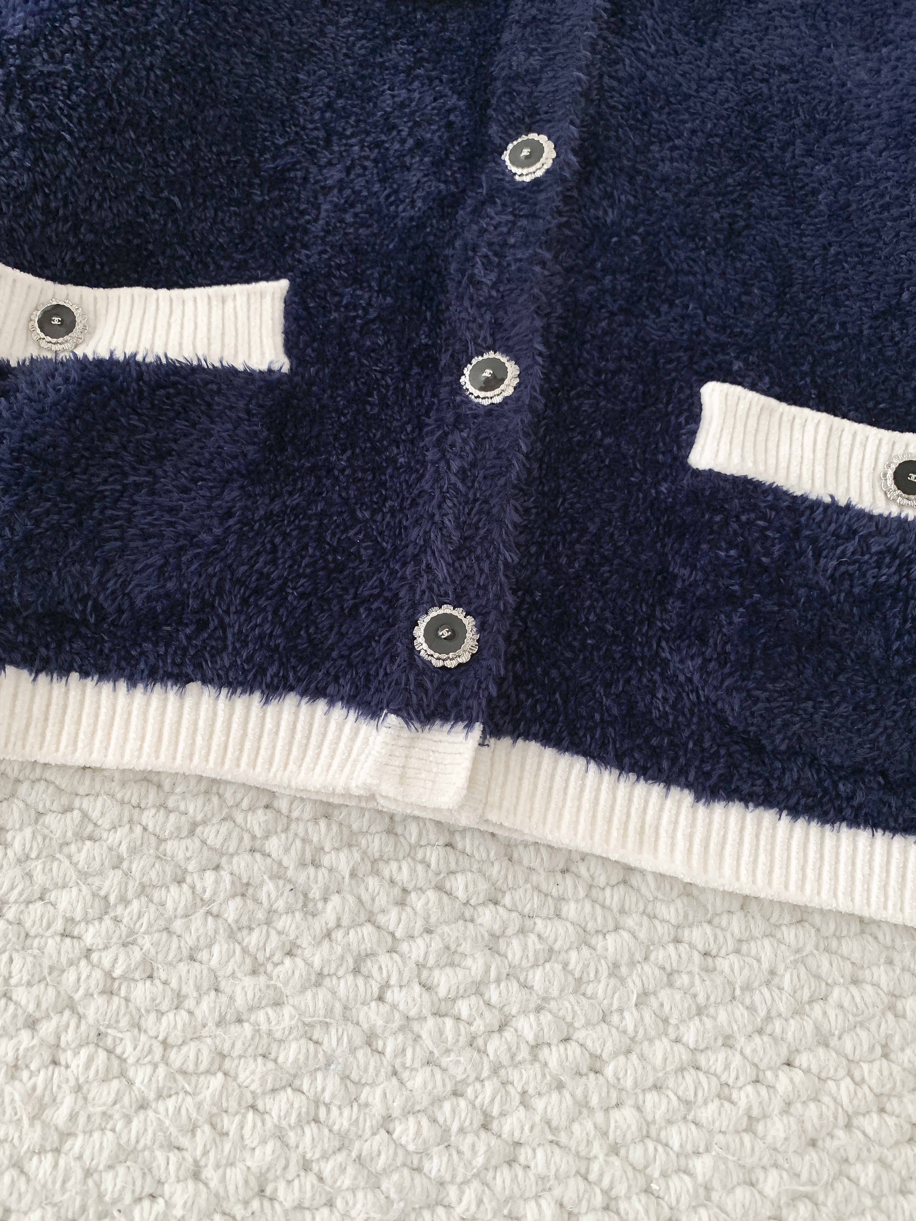 Кардиган женский в стиле Chanel тёмно-синего цвета с контрастной отделкой