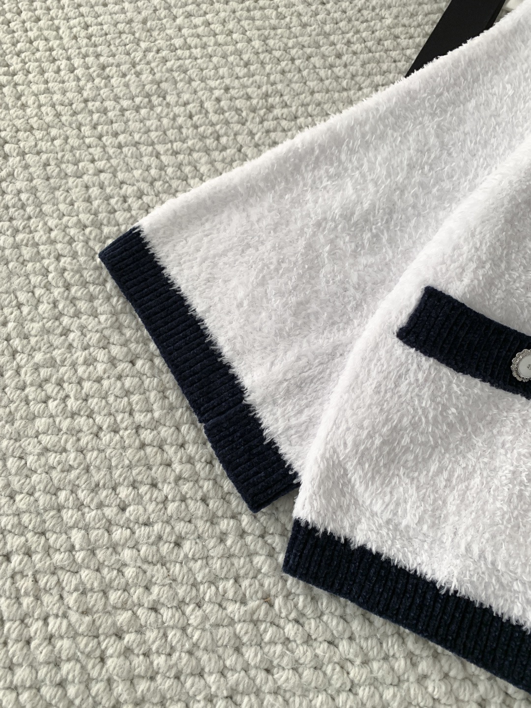 Кардиган женский в стиле Chanel белого цвета с контрастной отделкой