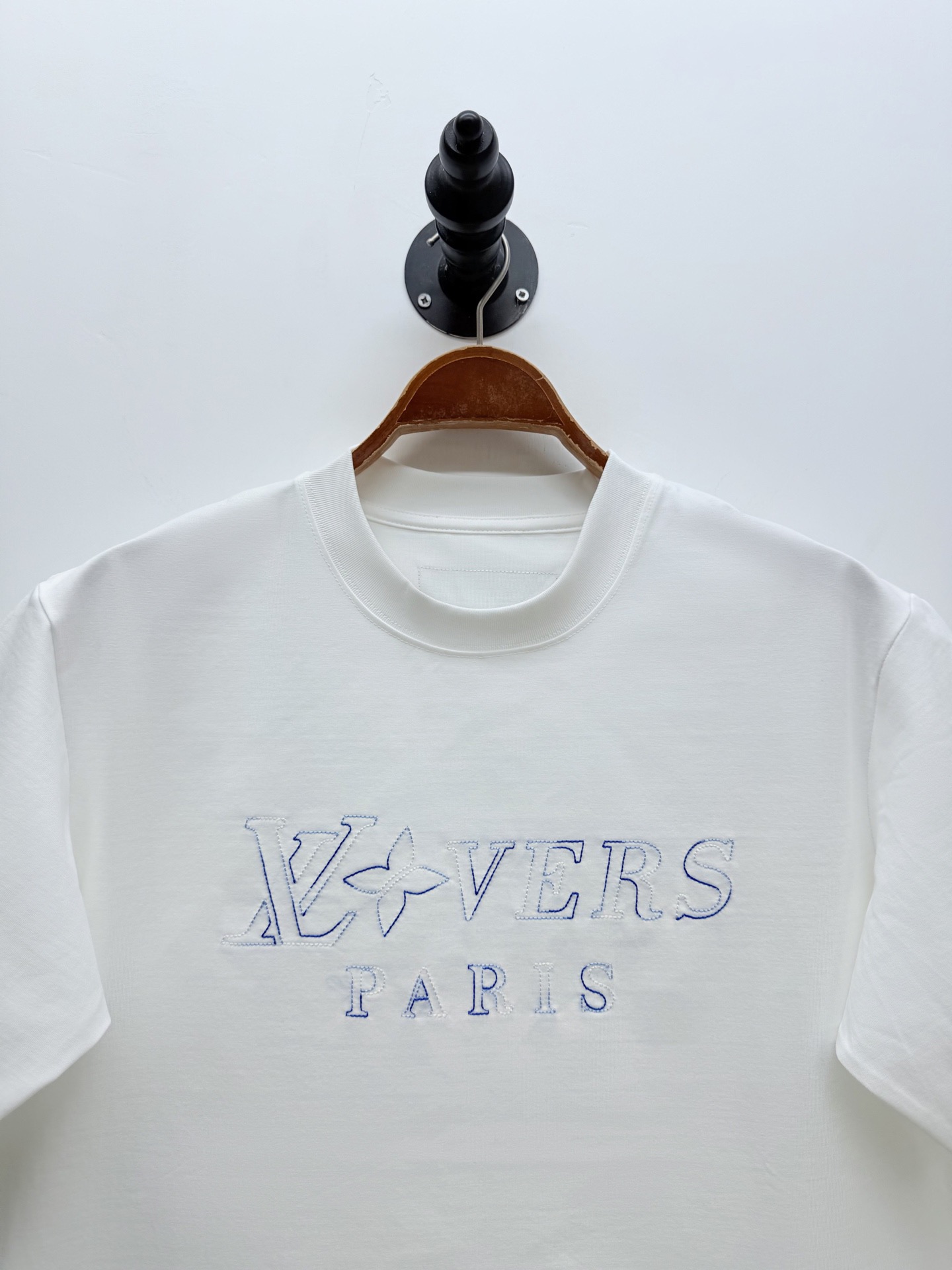 Футболка мужская в стиле Louis Vuitton из хлопка белого цвета с вышивкой логотипа