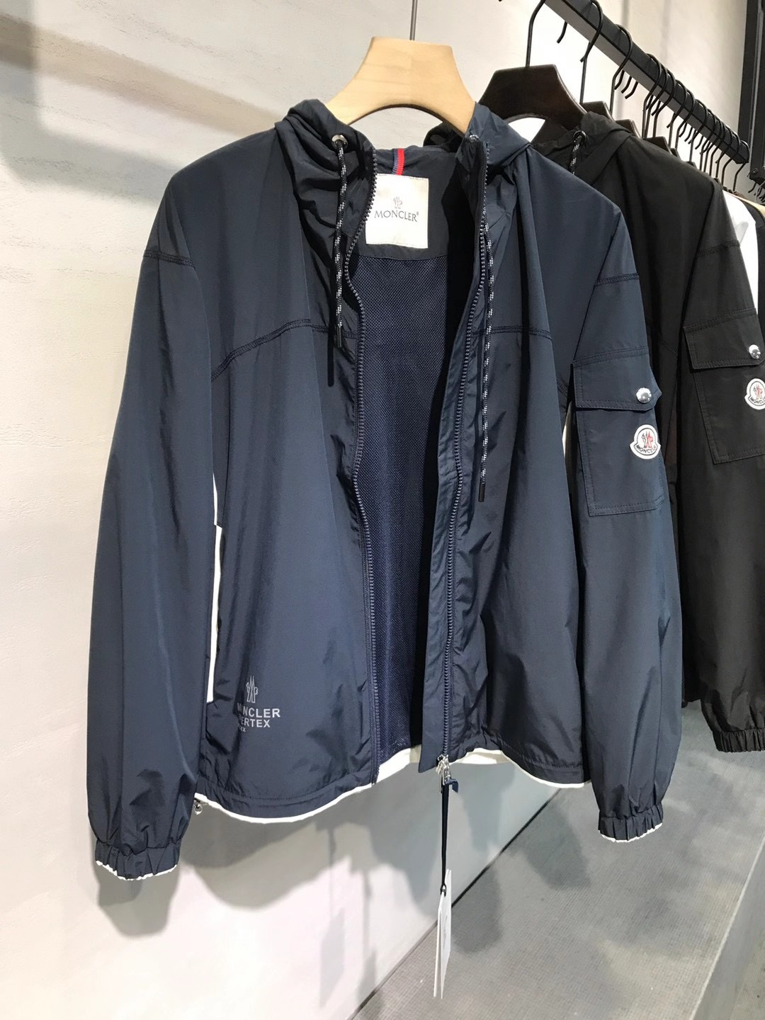 Куртка мужская в стиле Moncler с капюшоном из технологичной ткани Pertex тёмно-синего цвета