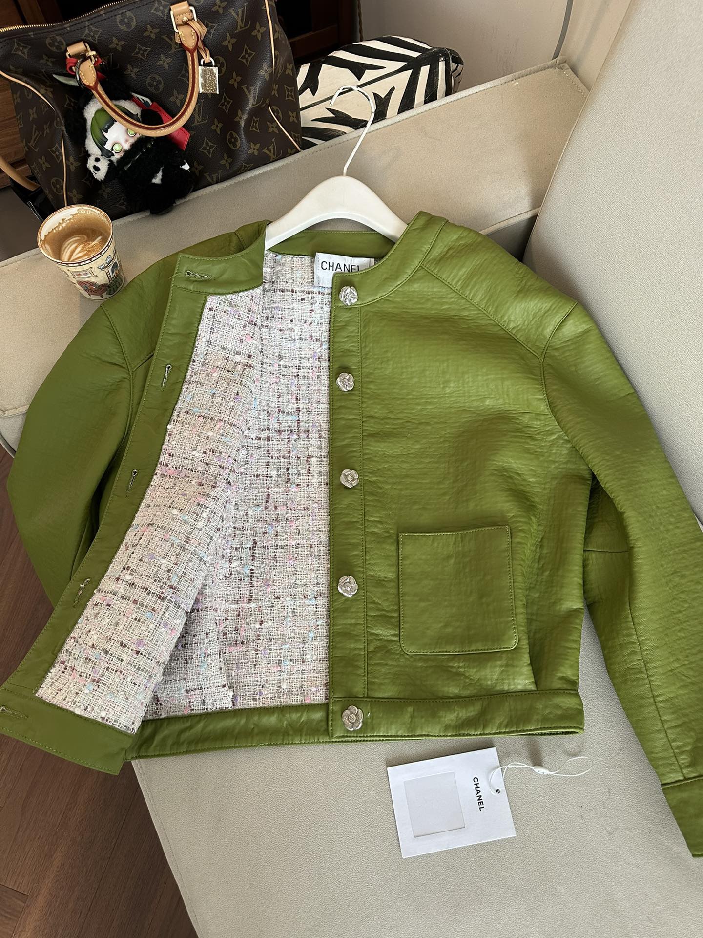 Куртка женская в стиле Chanel из натуральной кожи зелёного цвета укороченная с декоративными пуговицами