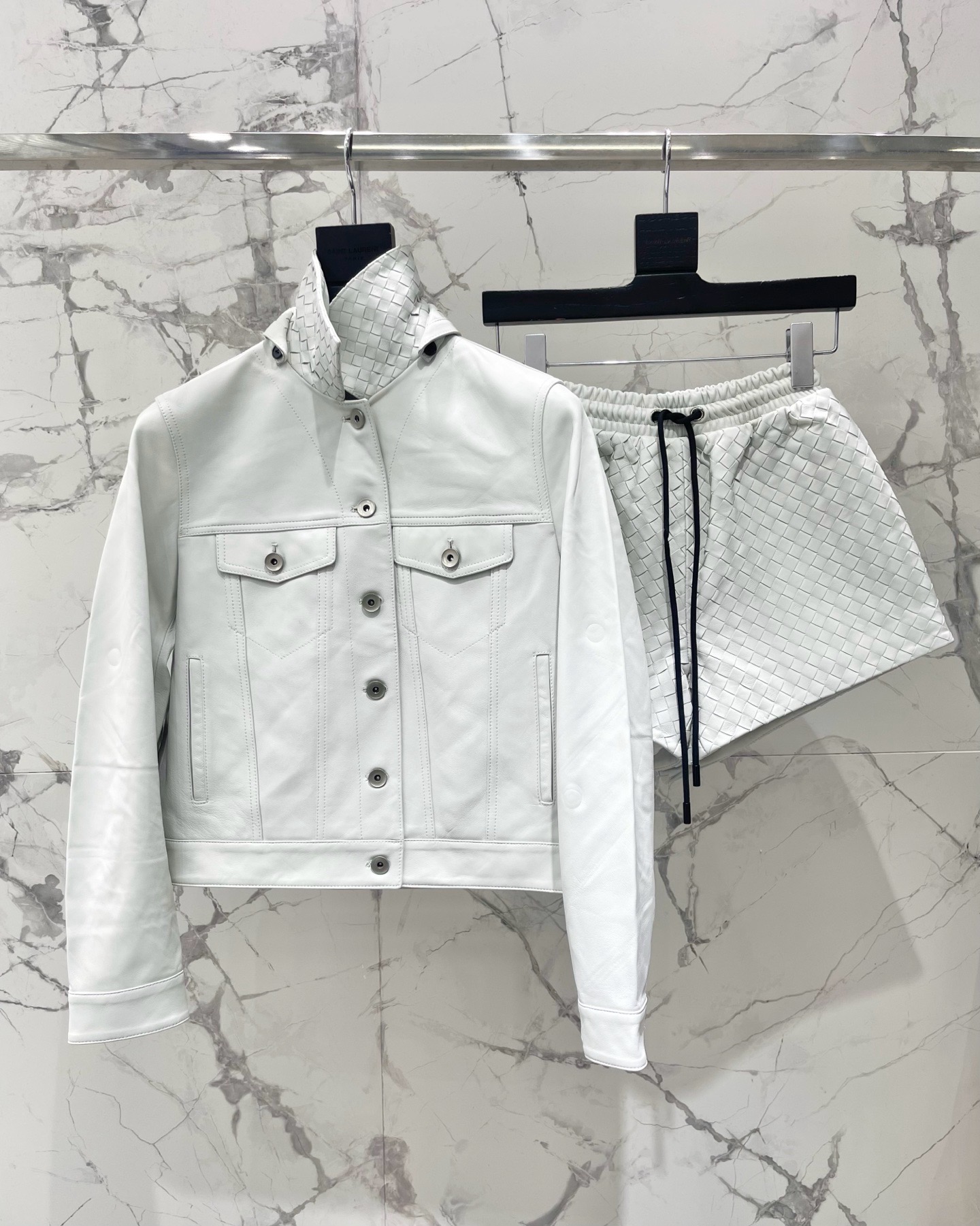 Куртка женская Bottega Veneta белого цвета с плетёным воротником Intrecciato