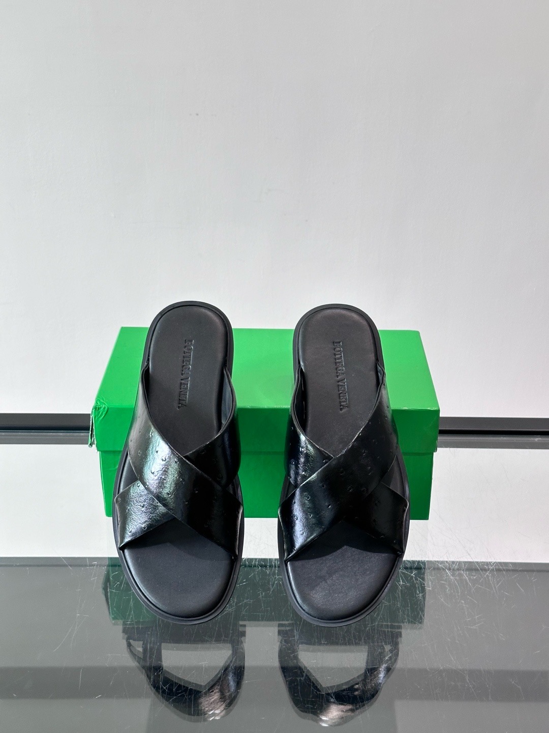 Шлепанцы мужские в стиле Bottega Veneta черного цвета