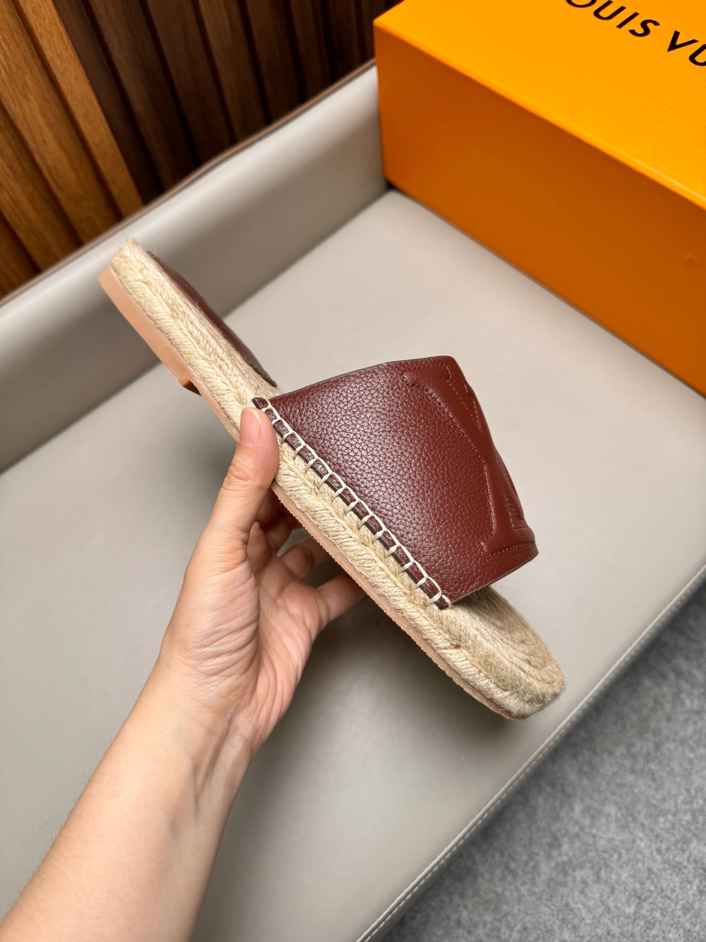 Шлёпанцы мужские в стиле Louis Vuitton бордового цвета