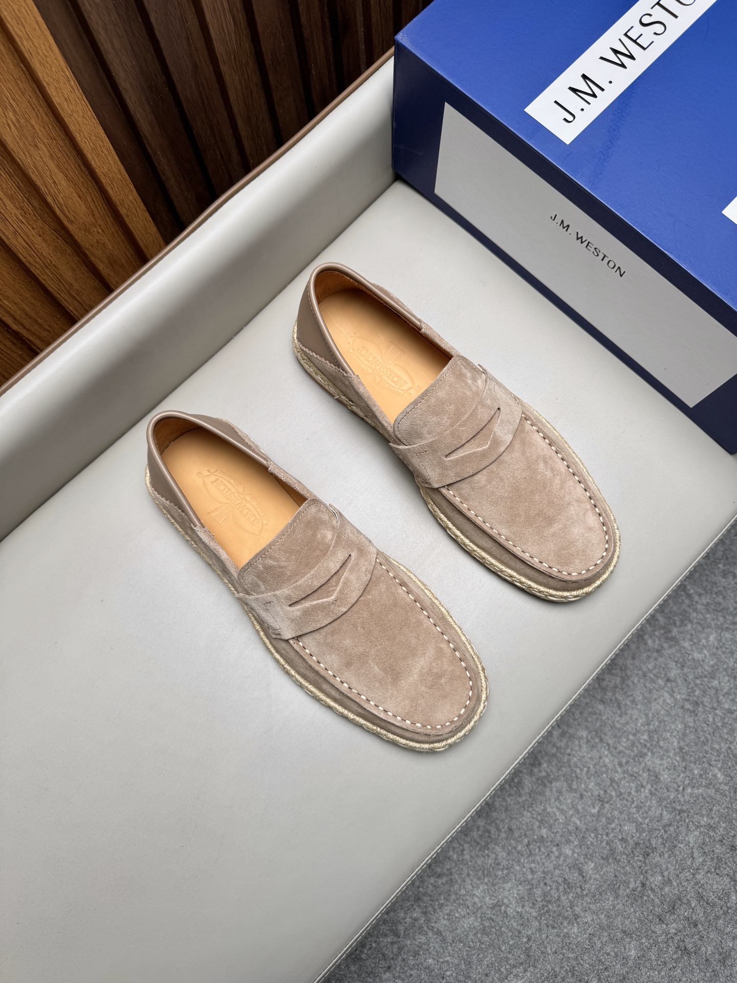 Лоферы мужские в стиле J.M. Weston бежевого цвета