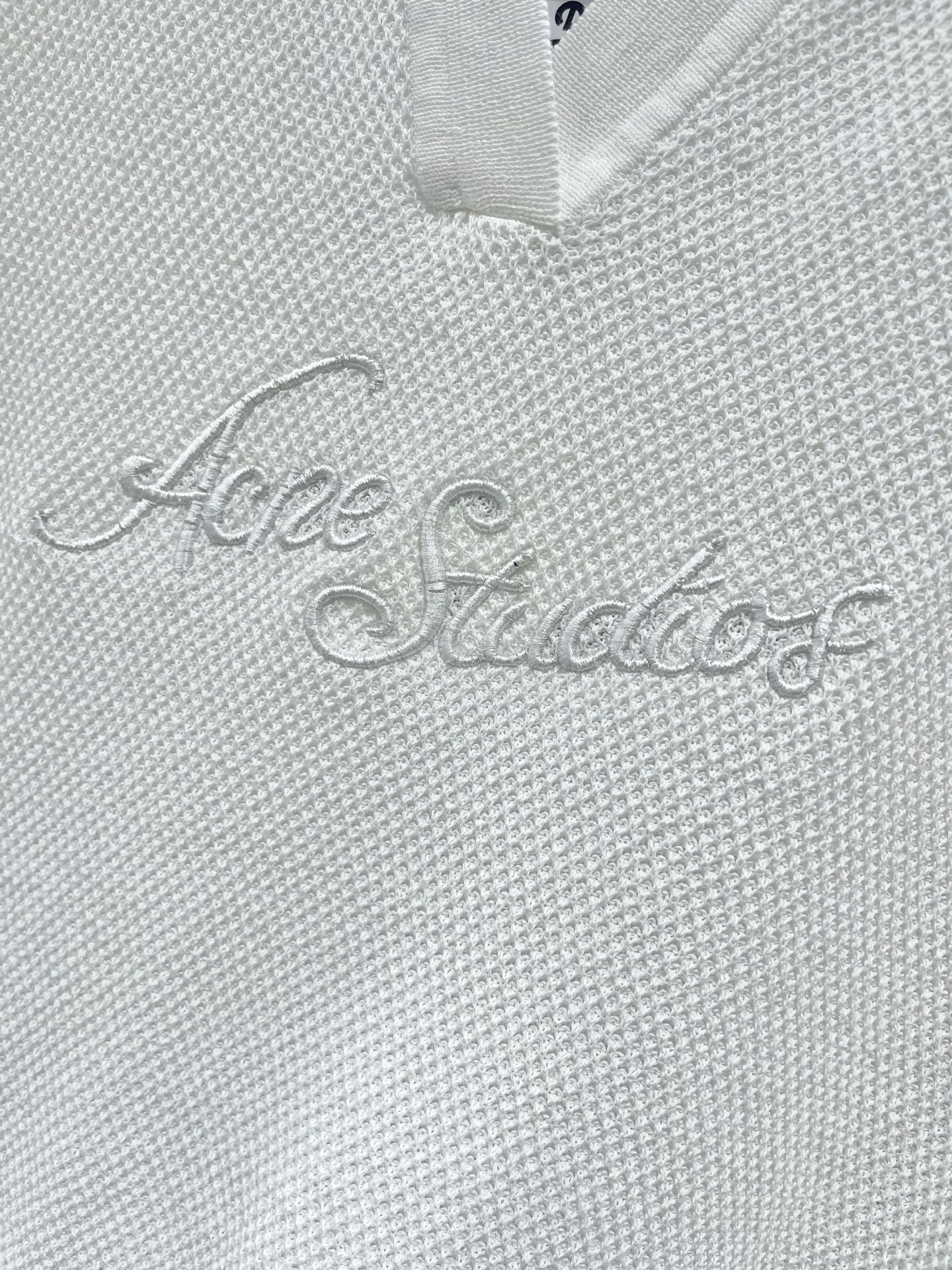 Поло женское в стиле Acne Studios с вышивкой логотипа белого цвета