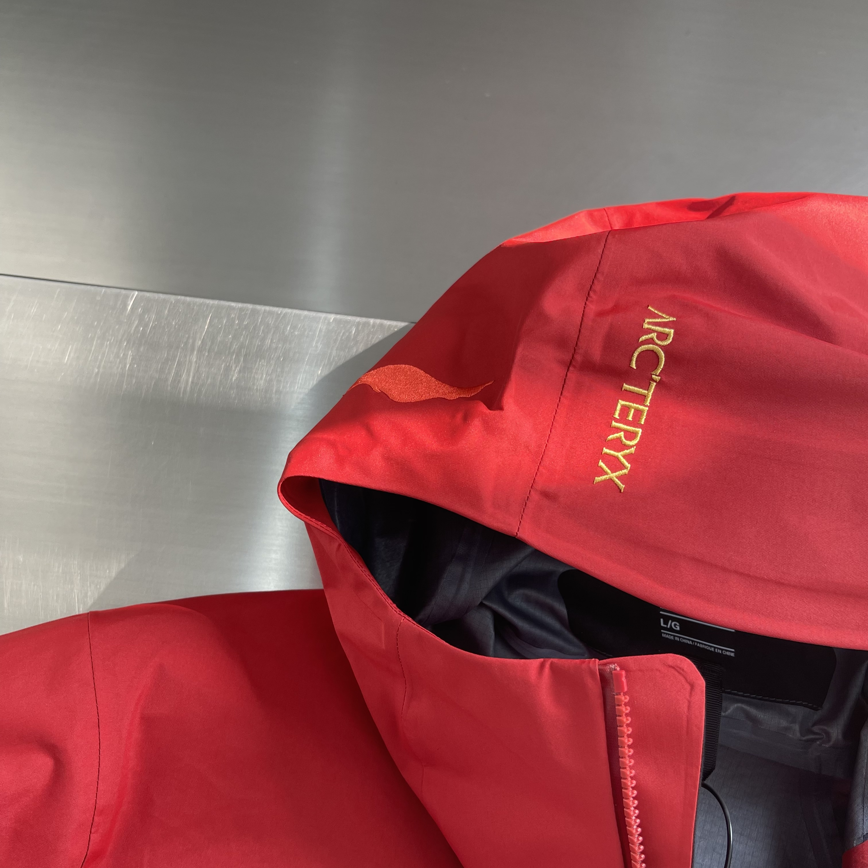 Куртка унисекс в стиле Arc’teryx Alpha SV  красного цвета с вышивкой