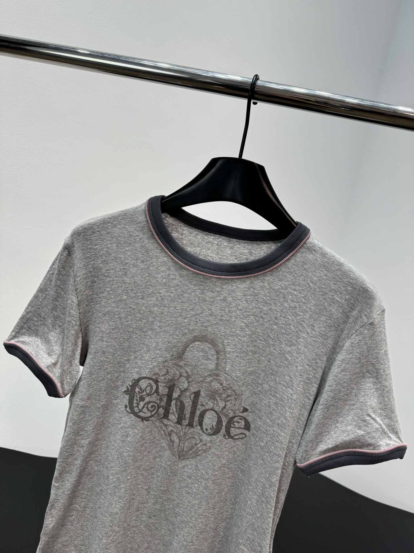 Футболка женская в стиле Chloé серого цвета с принтом логотипа