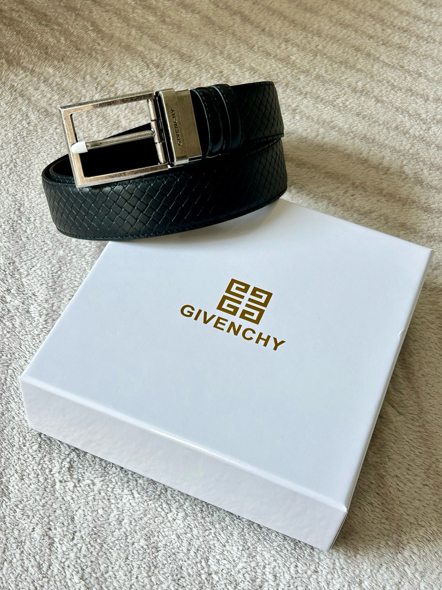 Ремень мужской Givenchy чёрного цвета и пряжкой стального цвета