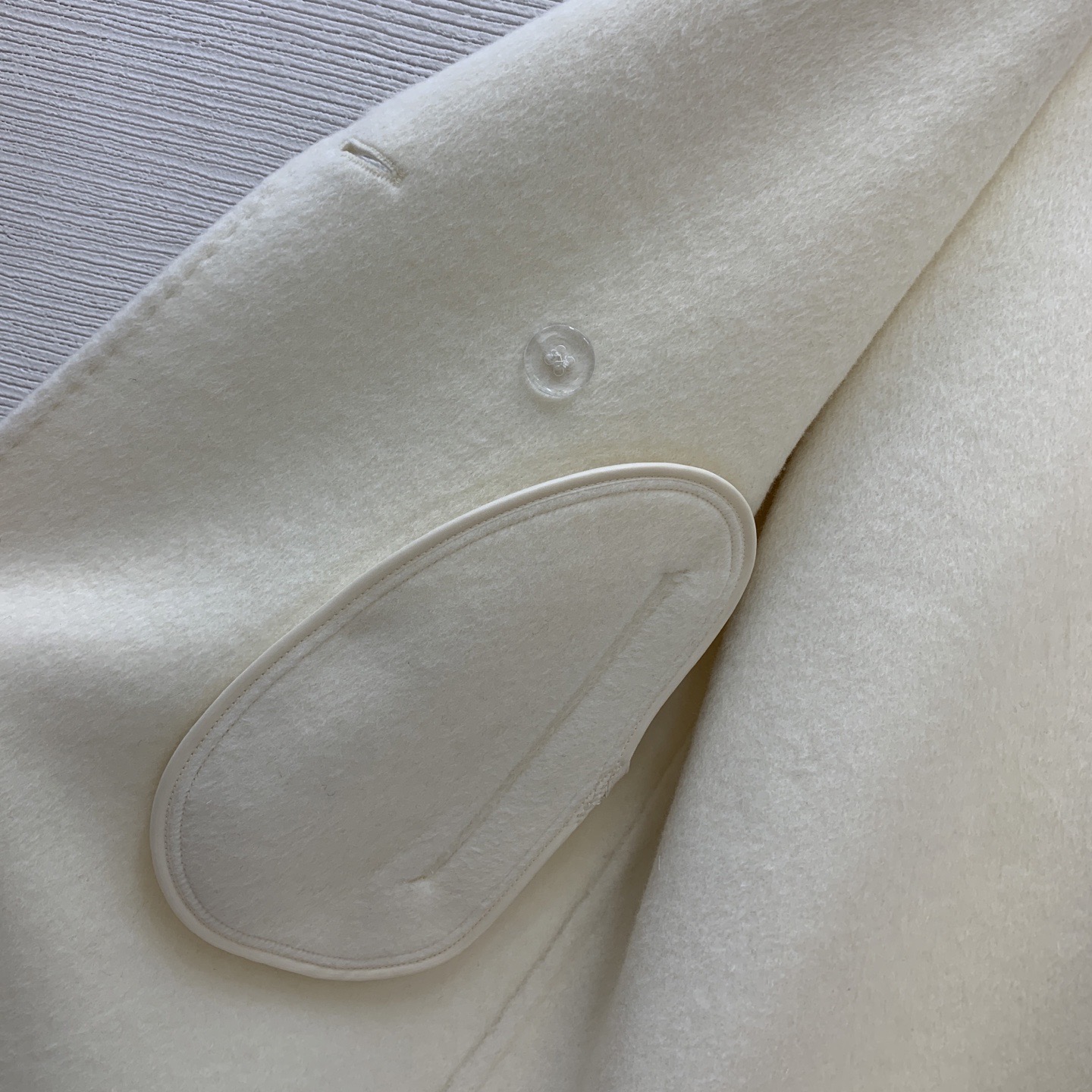 Пальто женское в стиле Max Mara молочного цвета с поясом