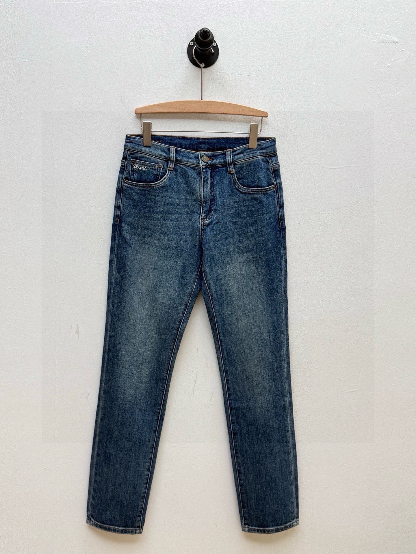 Джинсы мужские в стиле Zegna из денима синего цвета с вышивкой логотипа