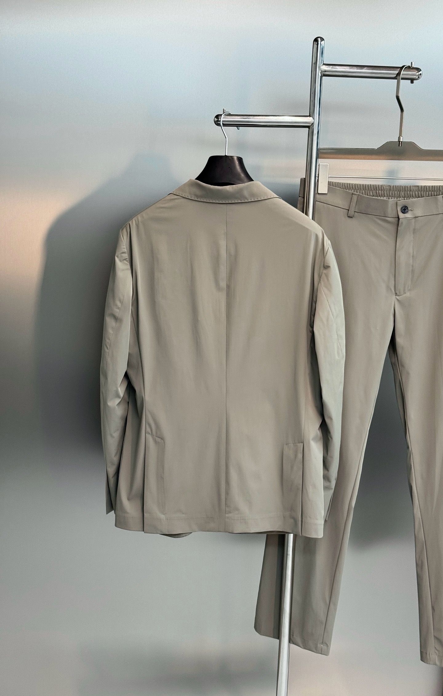 Костюм мужской в стиле Loro Piana светло-бежевого цвета