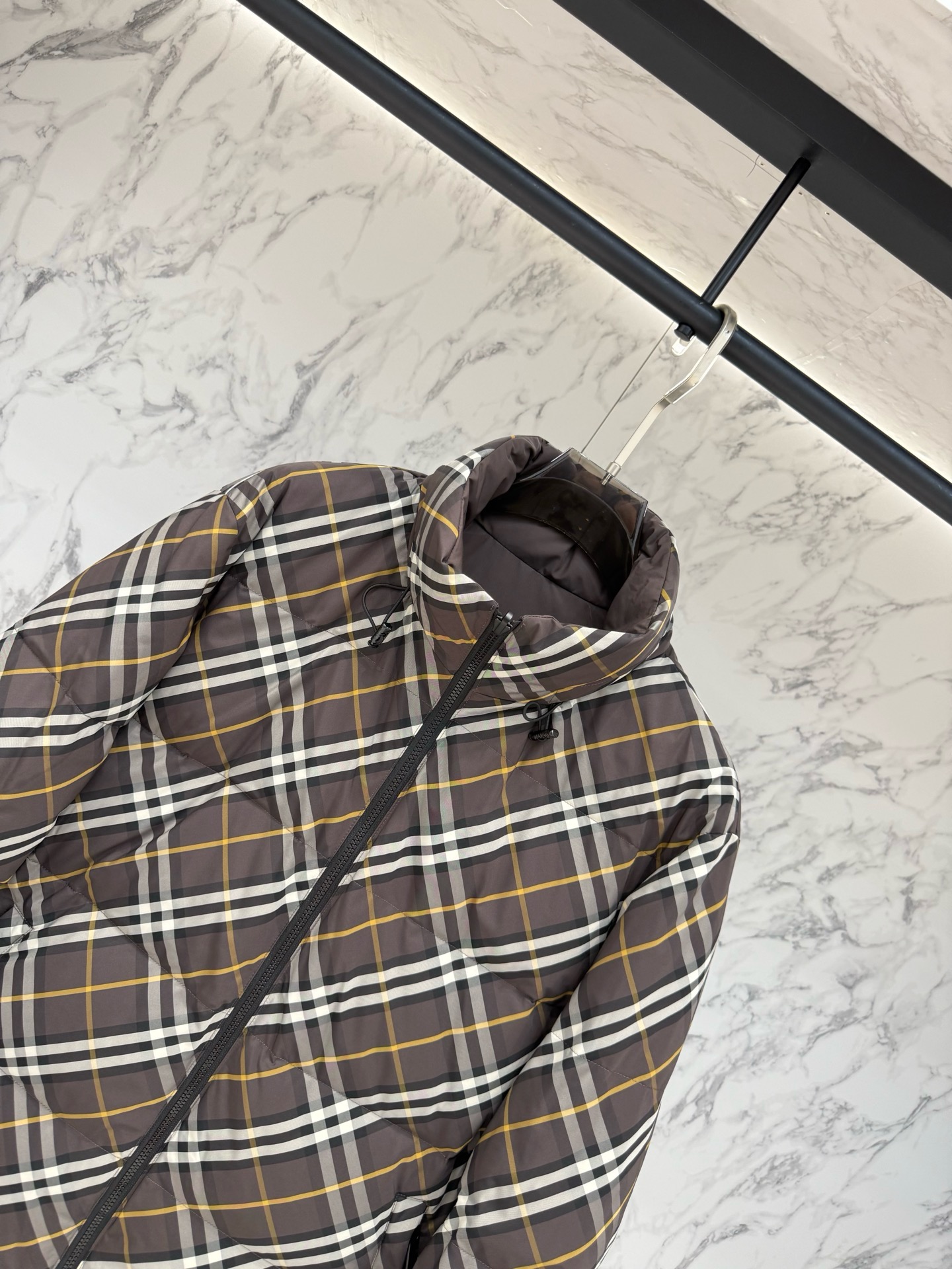 Пуховик мужской Burberry двусторонний коричневого цвета с фирменной клеткой и натуральным пухом