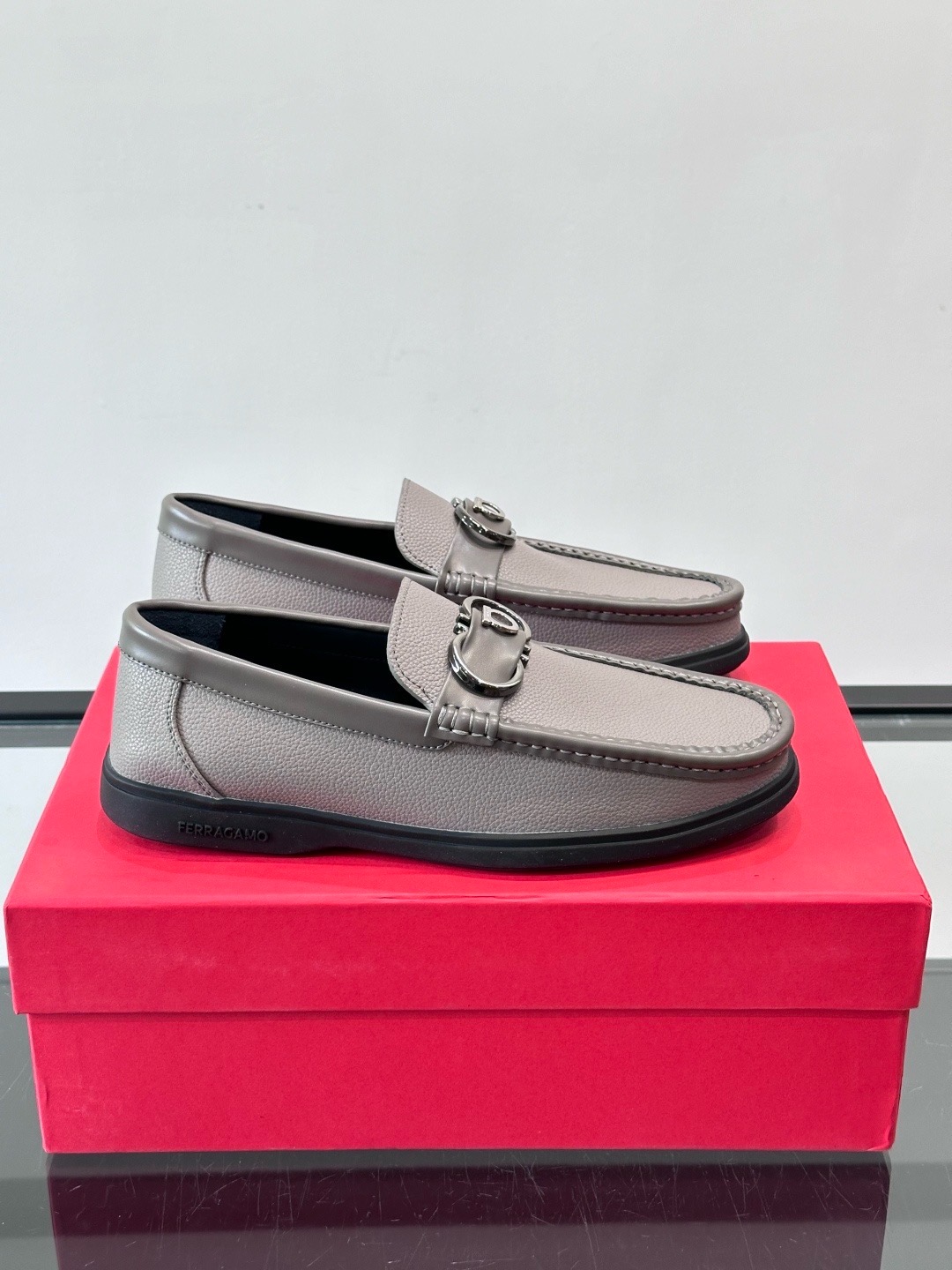 Лоферы мужские в стиле Ferragamo Gancini серо-бежевого цвета