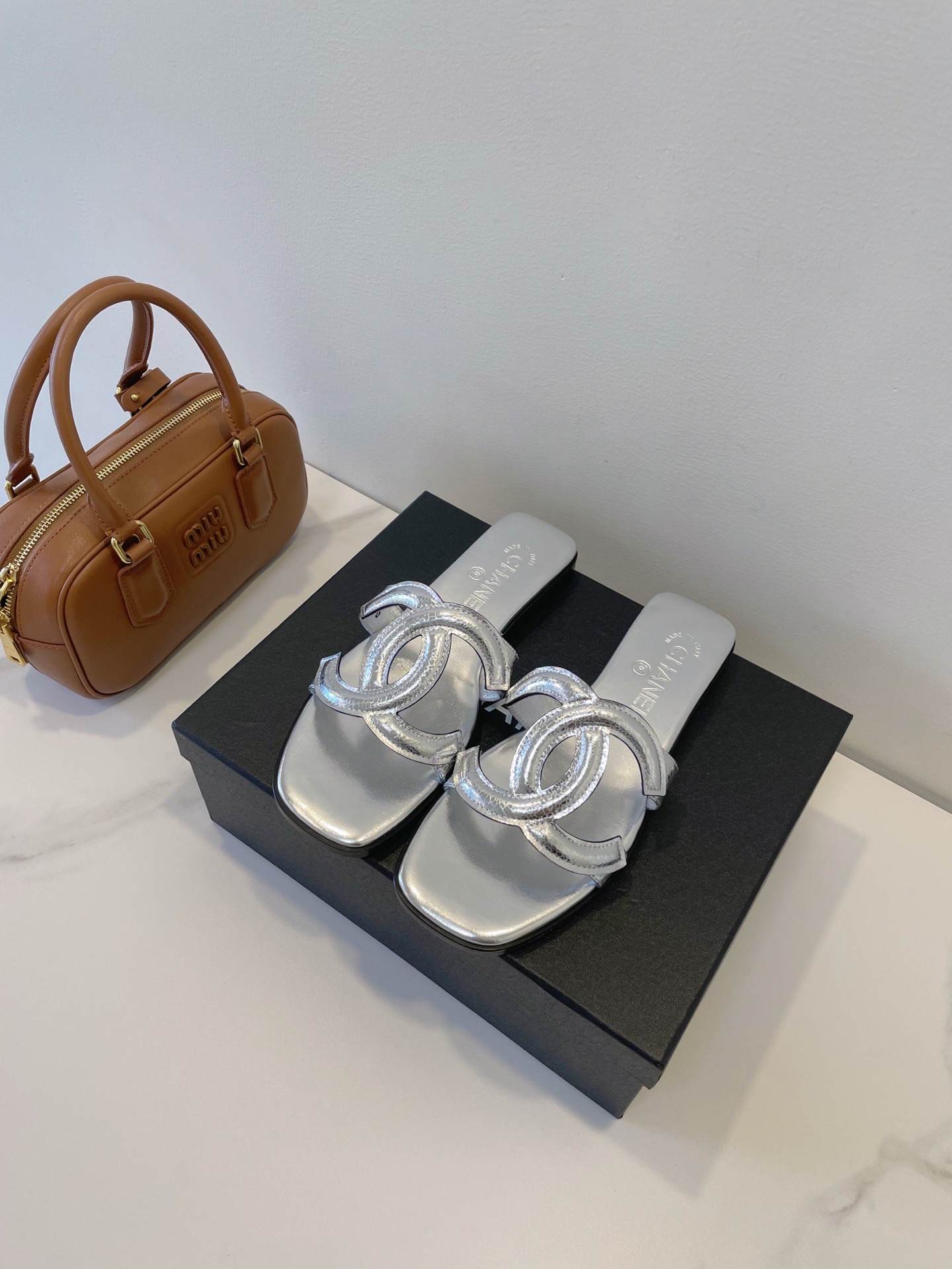 Мюли женские в стиле Chanel 26 с логотипом CC из натуральной кожи серебряного цвета
