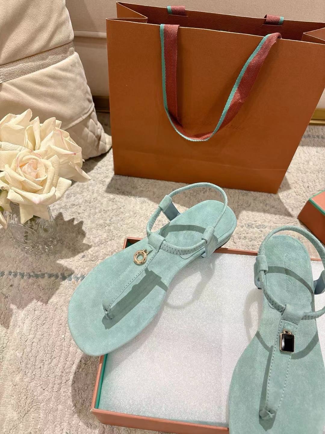 Сандалии женские в стиле Loro Piana с ремешком мятного цвета