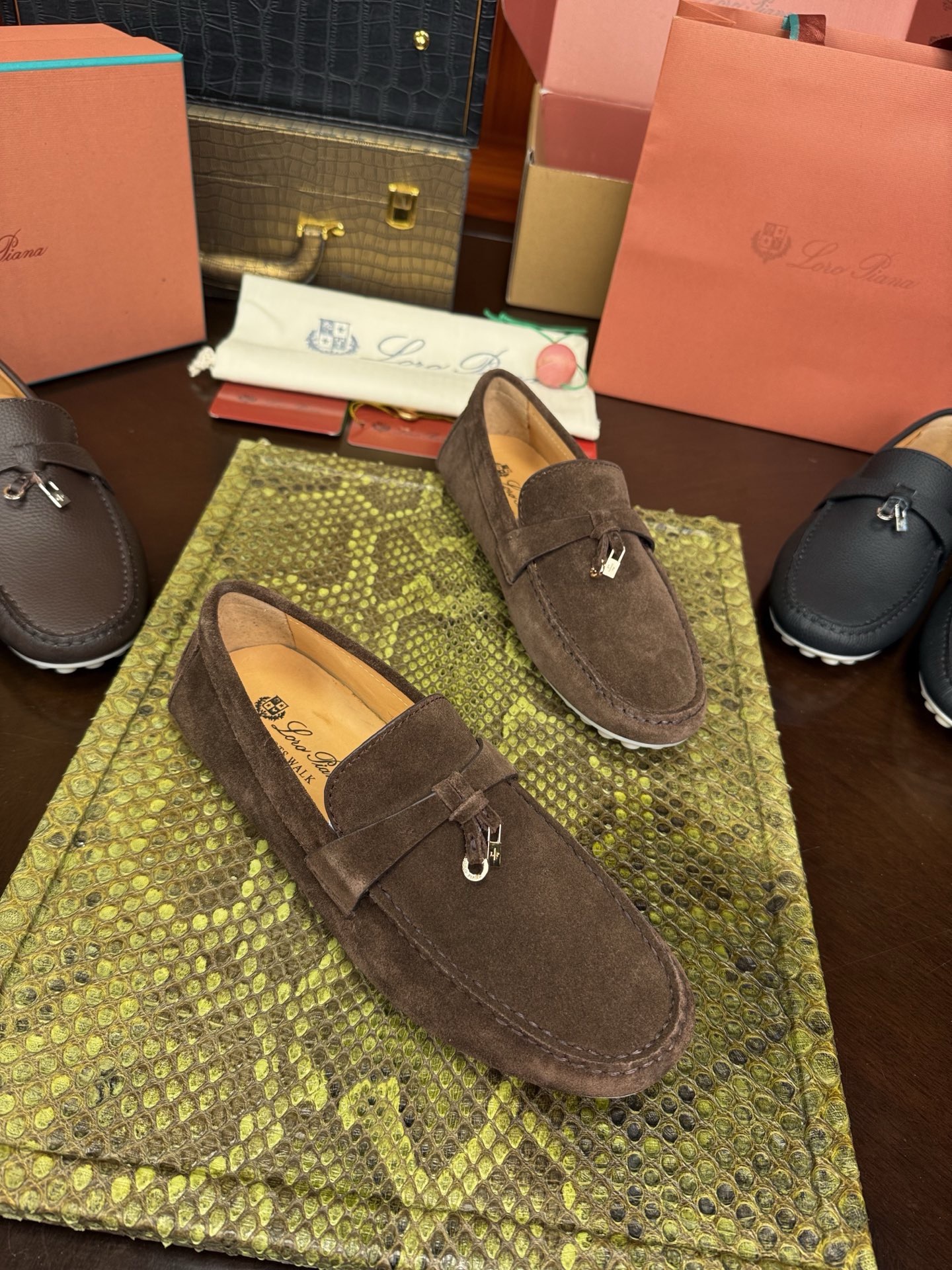 Мокасины мужские Loro Piana из натуральной замши тёмно-коричневого цвета
