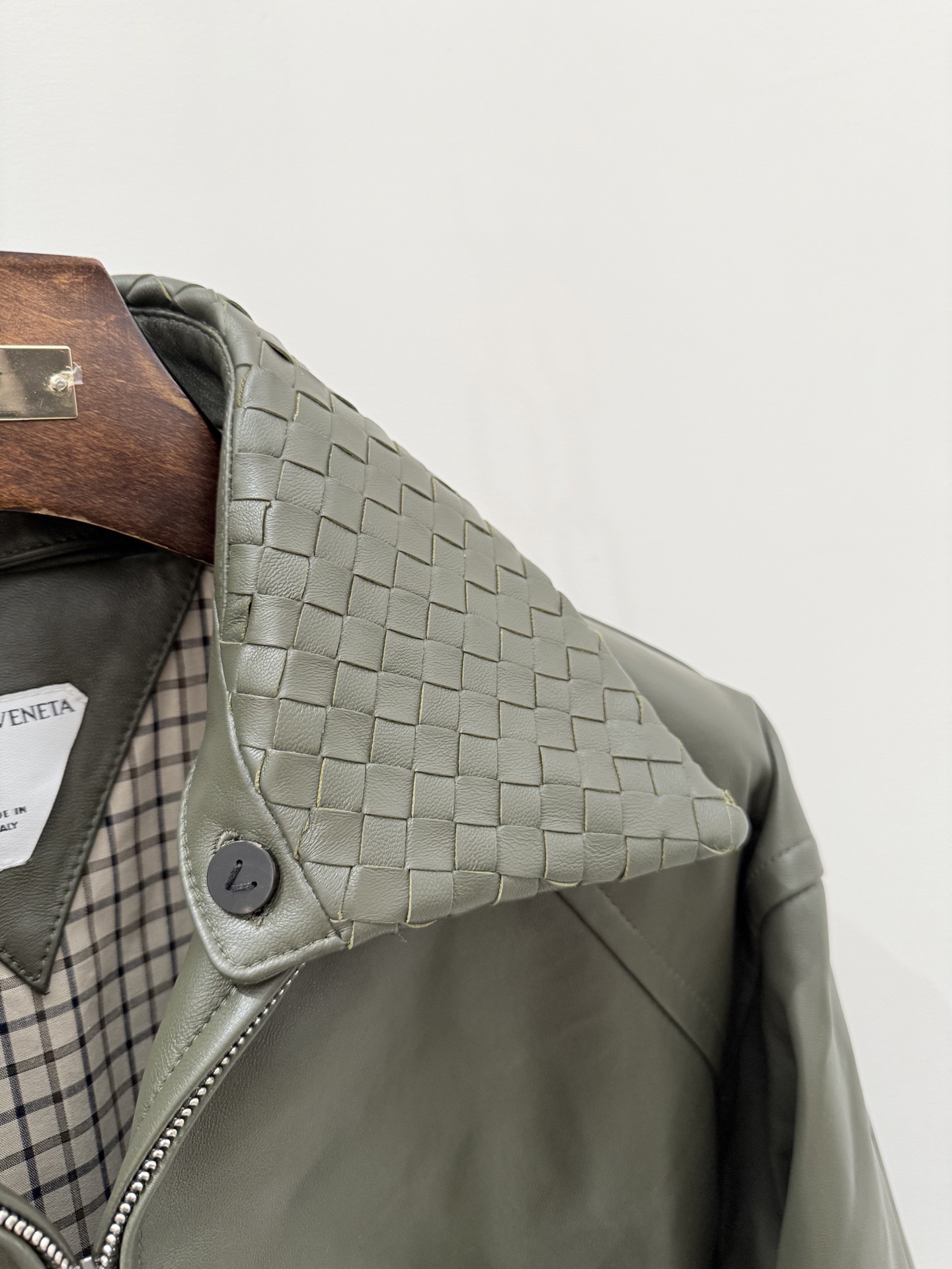 Куртка мужская в стиле Bottega Veneta тёмно-зелёного цвета с плетёным воротником