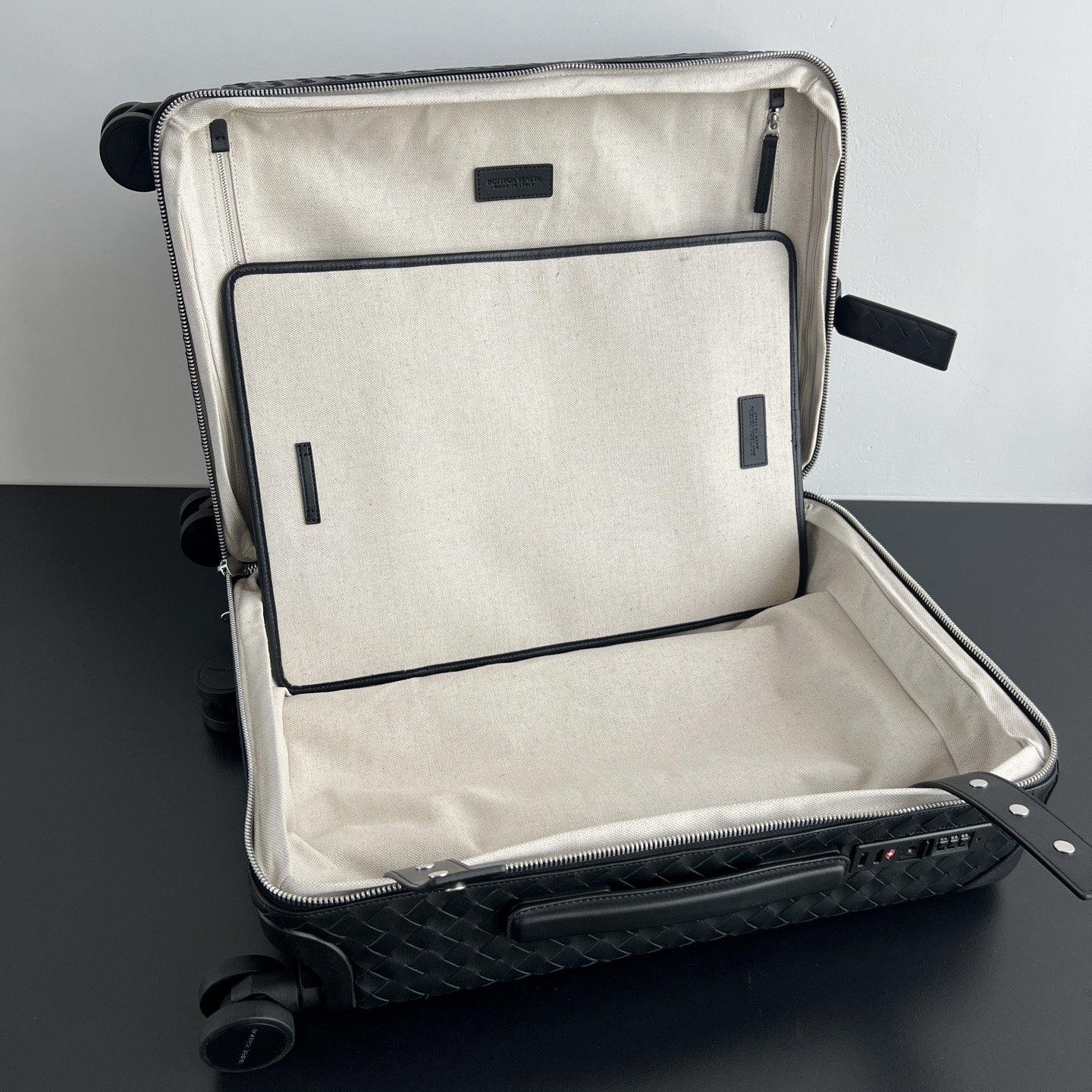 Чемодан для ручной клади в стиле Bottega Veneta из плетёной натуральной кожи чёрного цвета