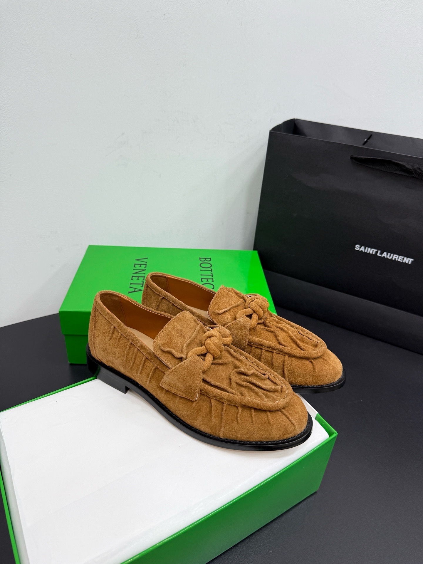 Лоферы женские в стиле Bottega Veneta Astaire бежевого цвета