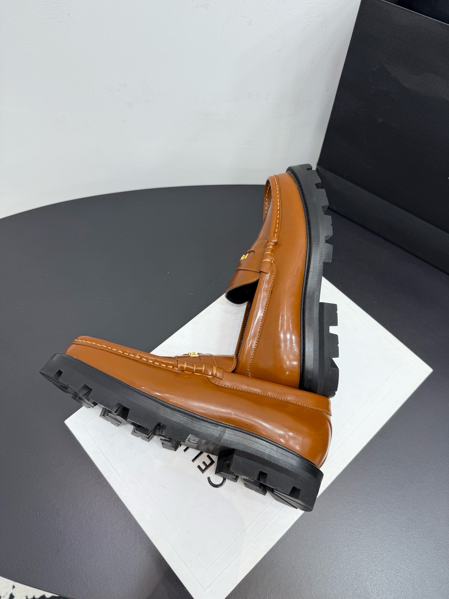 Лоферы женские Celine Triomphe из натуральной кожи коричневого цвета
