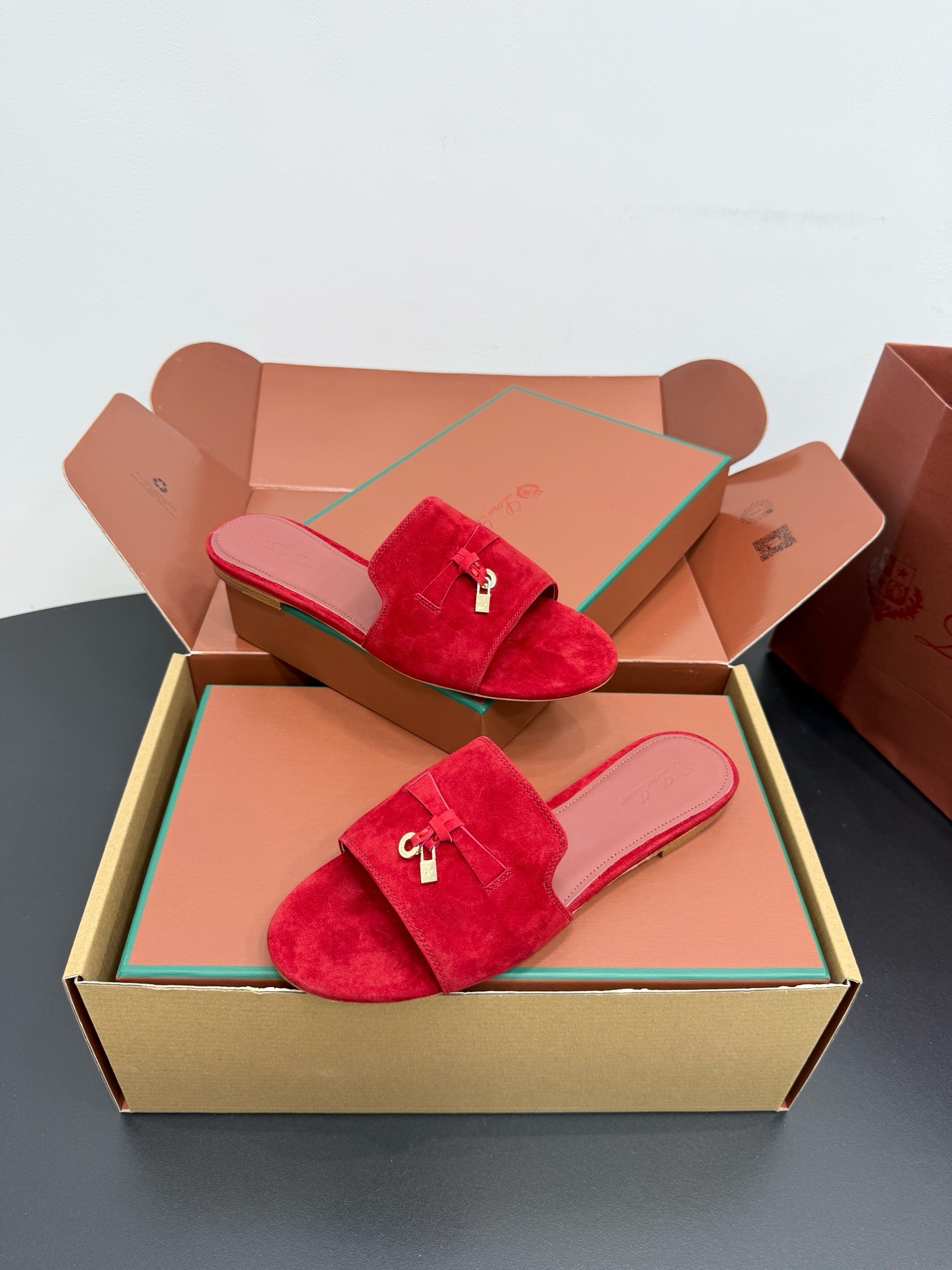 Шлепанцы женские в стиле Loro Piana My Charms красного цвета