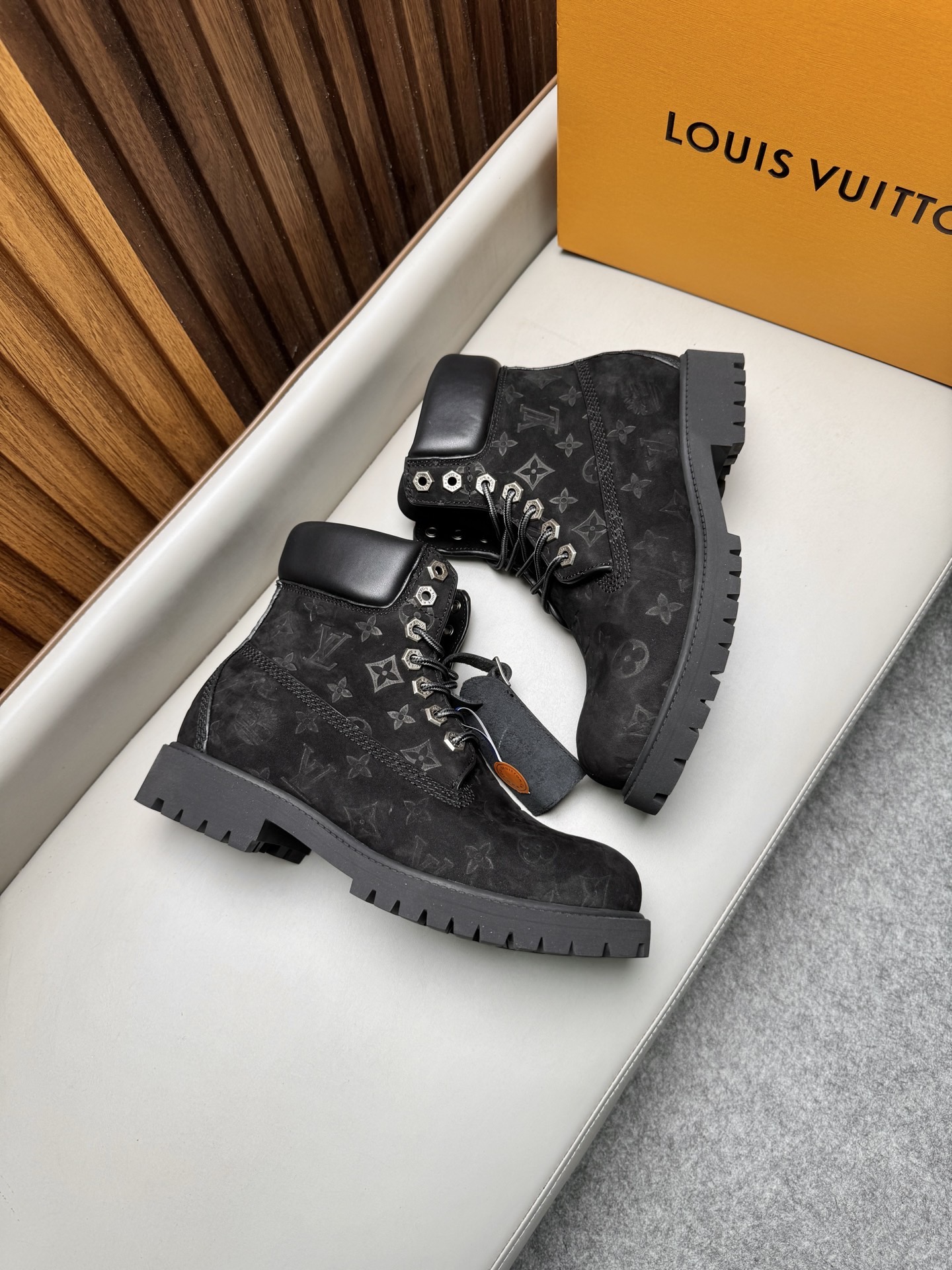 Ботинки мужские Louis Vuitton LV Remix Combat Boot чёрного цвета