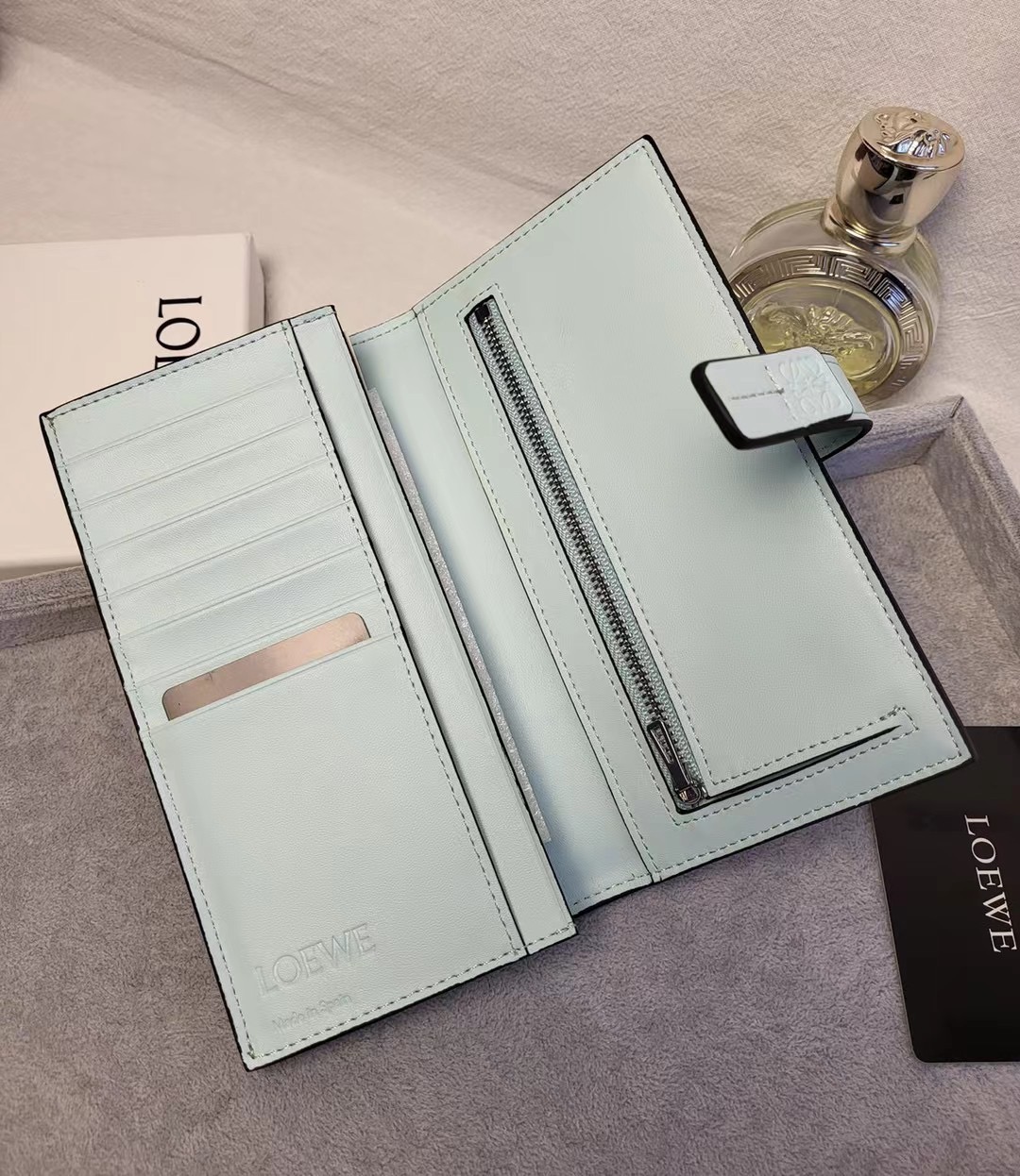 Кошелёк женский в стиле Loewe L1101 молочного цвета с голубой вставкой