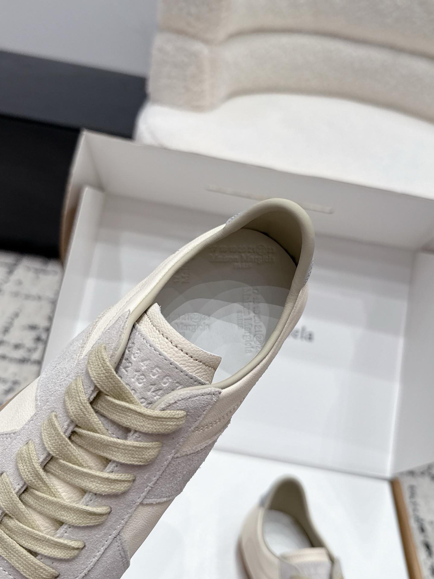 Кроссовки унисекс в стиле Maison Margiela MM6 German Trainer белого цвета с серыми вставками 